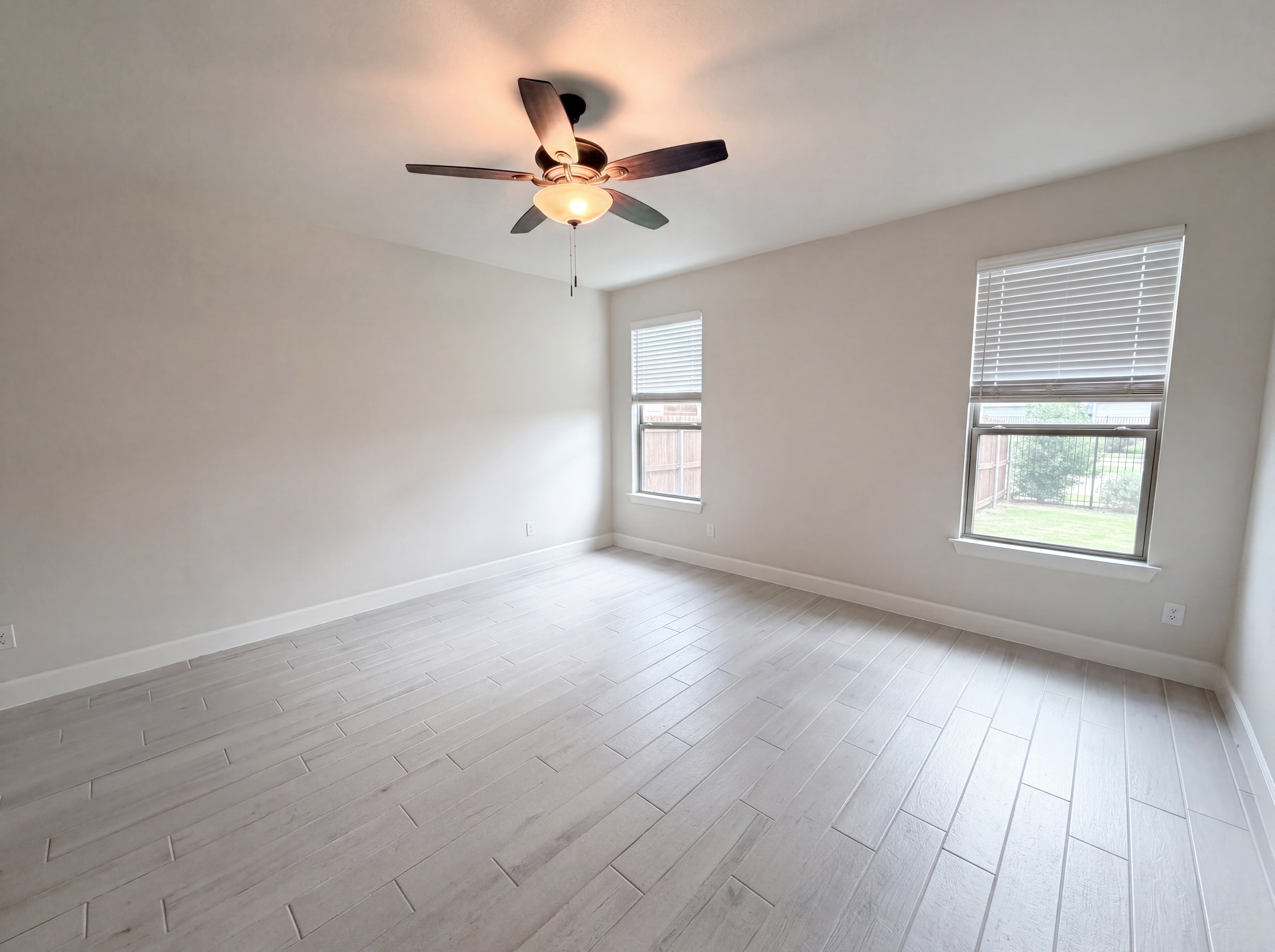 Photo 4 of 19 of 612 Wood Brook Ln, Burleson, TX