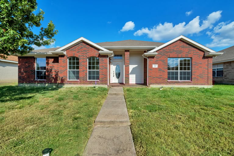 Photo 1 of 22 - 220 Laramie Ln, Desoto, TX 75115