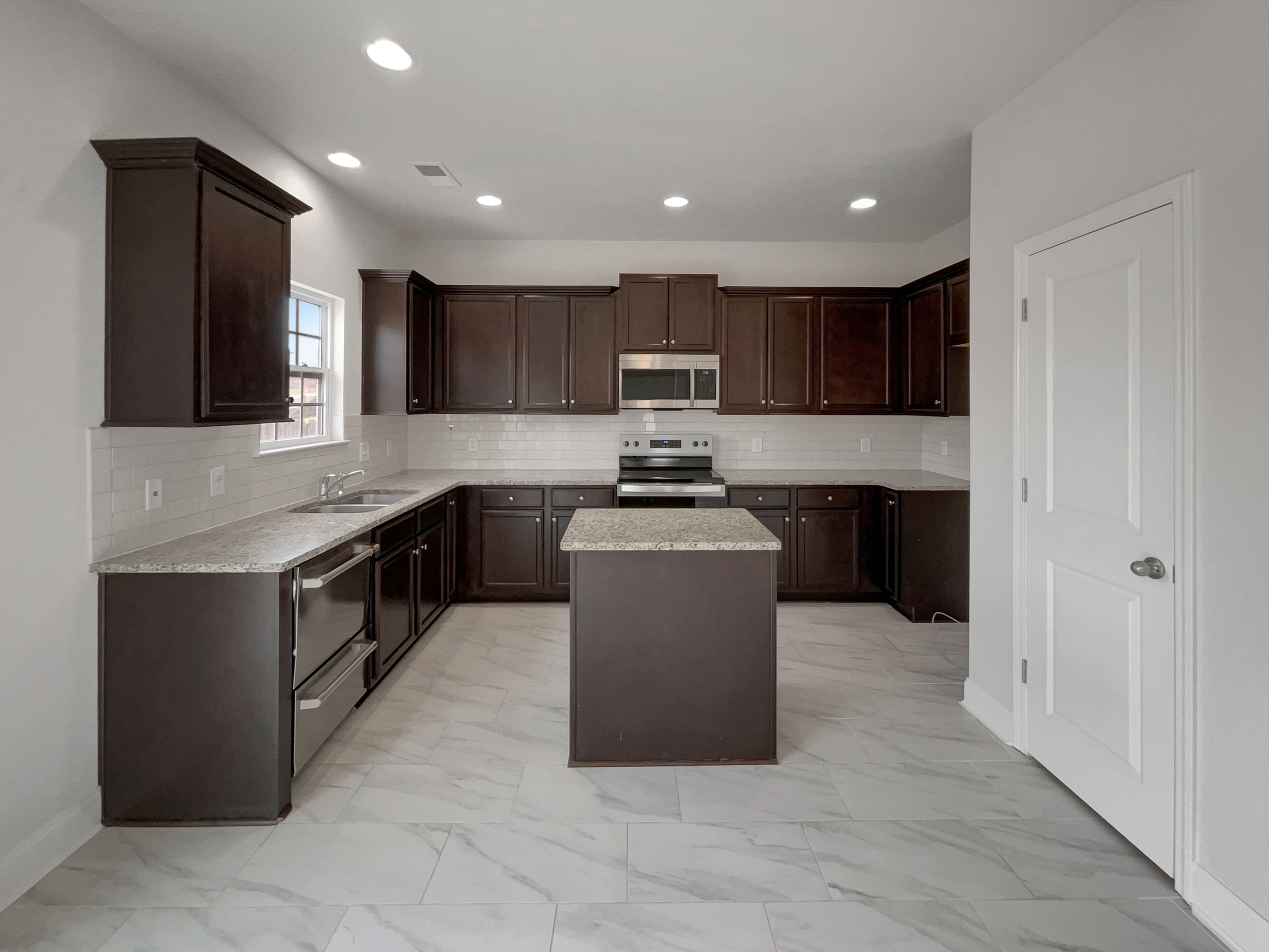 Photo 2 of 29 of 172 Mandy Ln, Lenoir City, TN