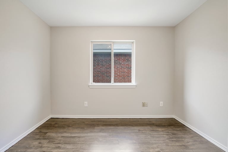 Photo 15 of 26 - 5209 Mirror Lake Dr, Haltom City, TX 76117