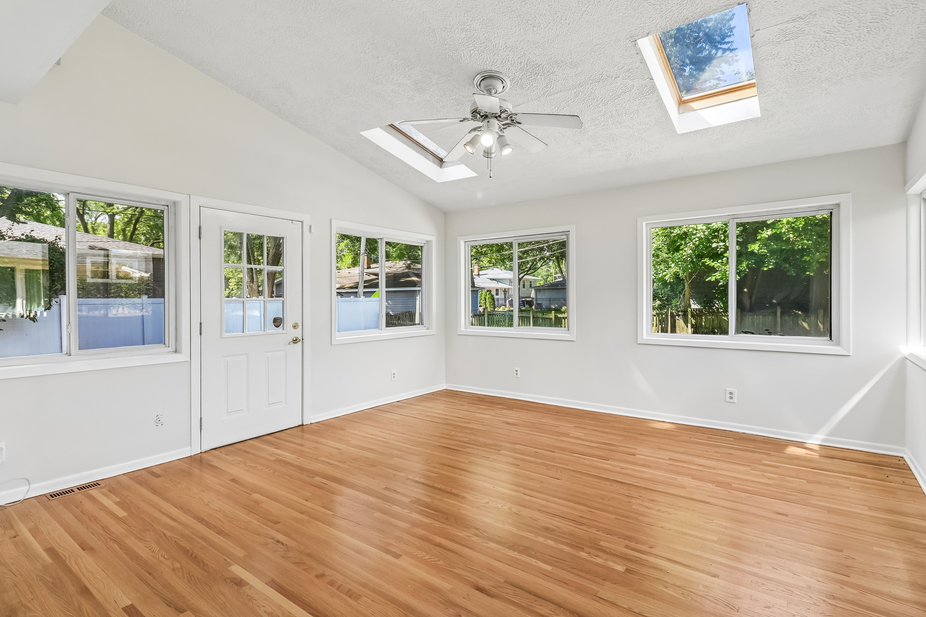 Photo 18 of 46 of 1053 Laurel Ln, Naperville, IL