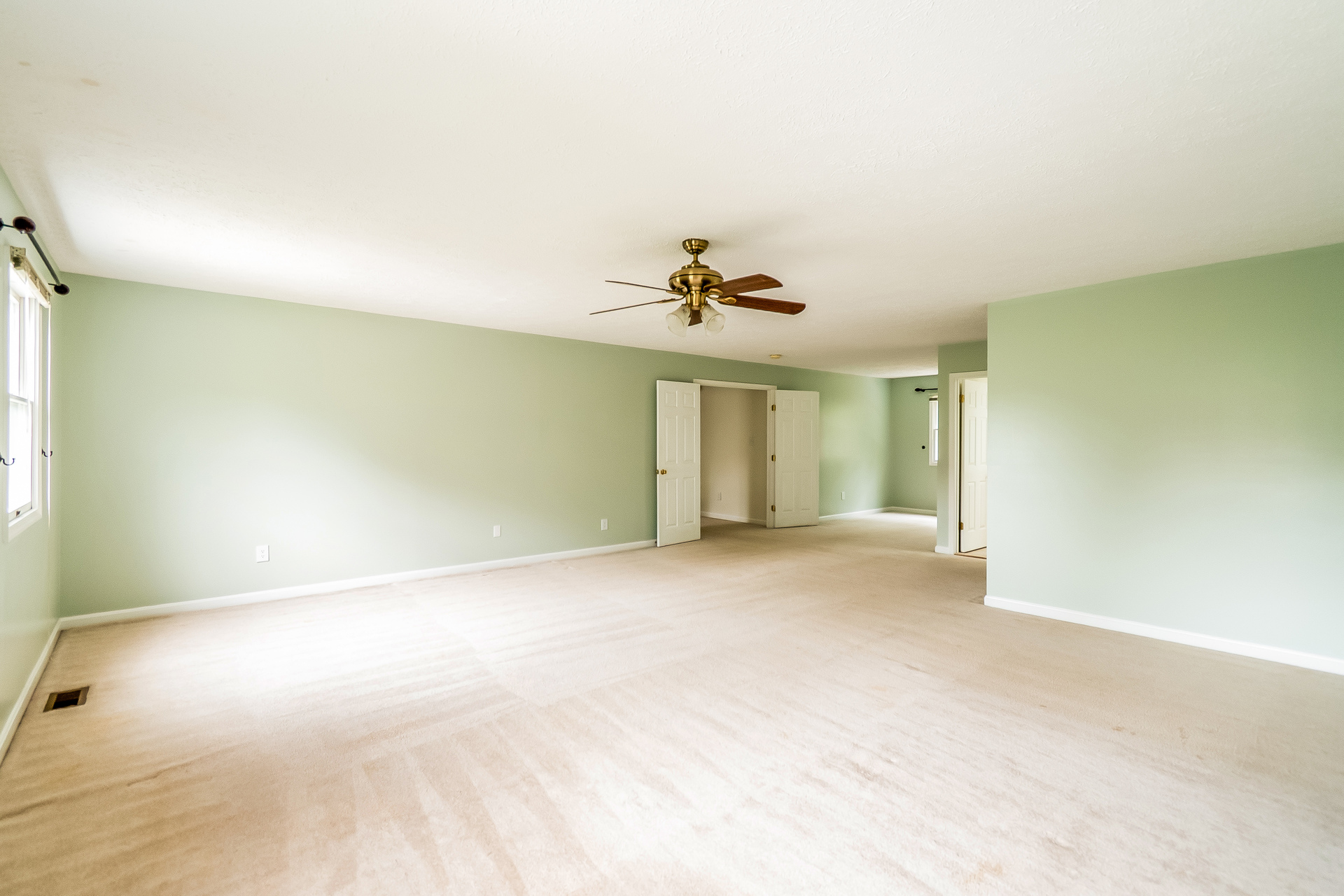Photo 10 of 31 of 15074 Barkwood Dr, Woodbridge, VA