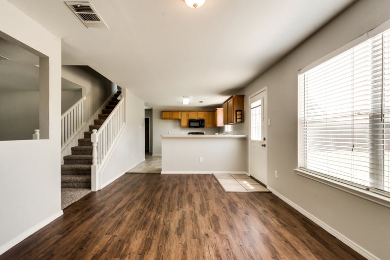 Photo 5 of 31 - 9729 Parkmere Dr, Fort Worth, TX 76108