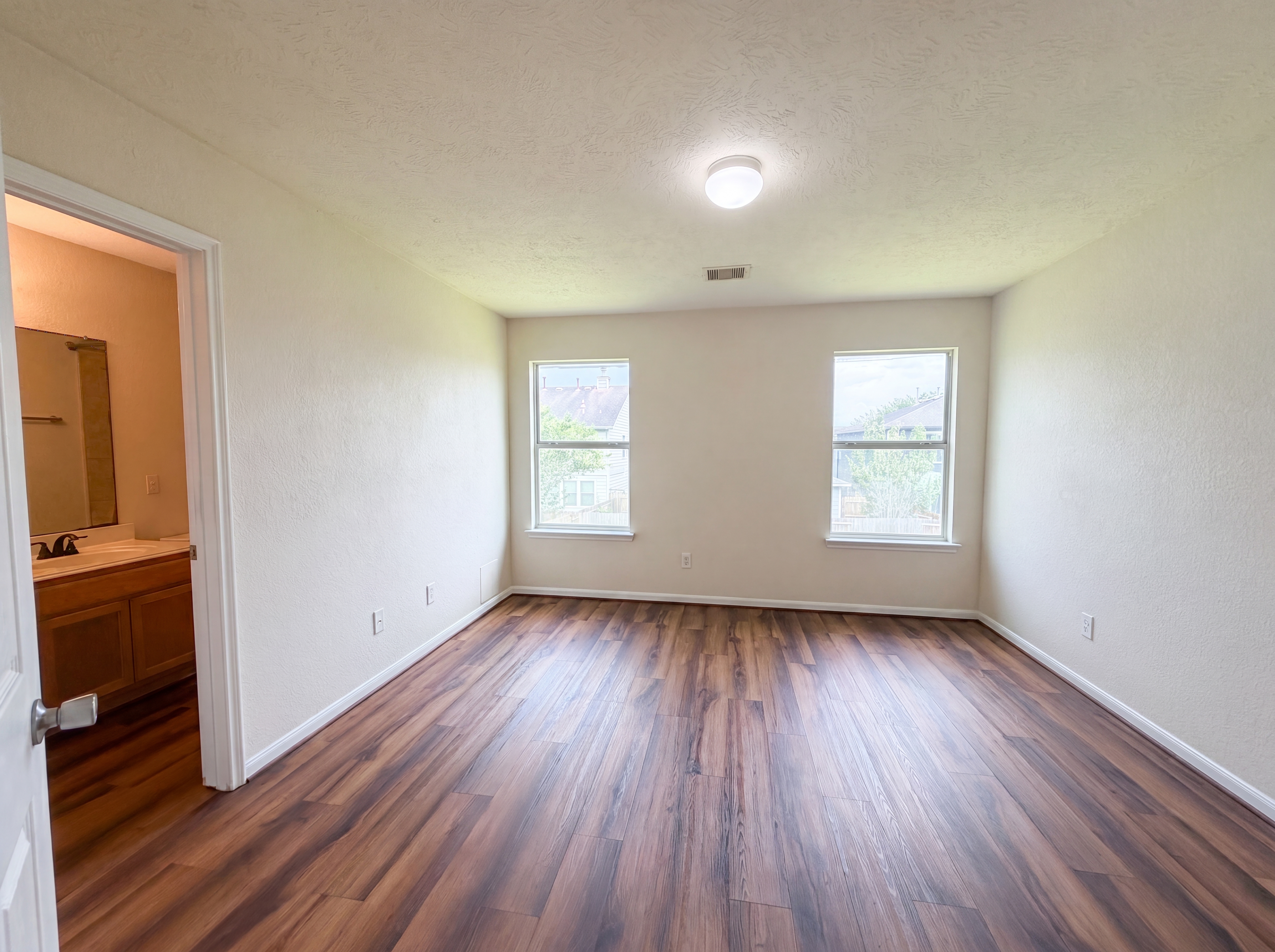 Photo 11 of 19 of 2627 Skyview Trace Ct, Houston, TX