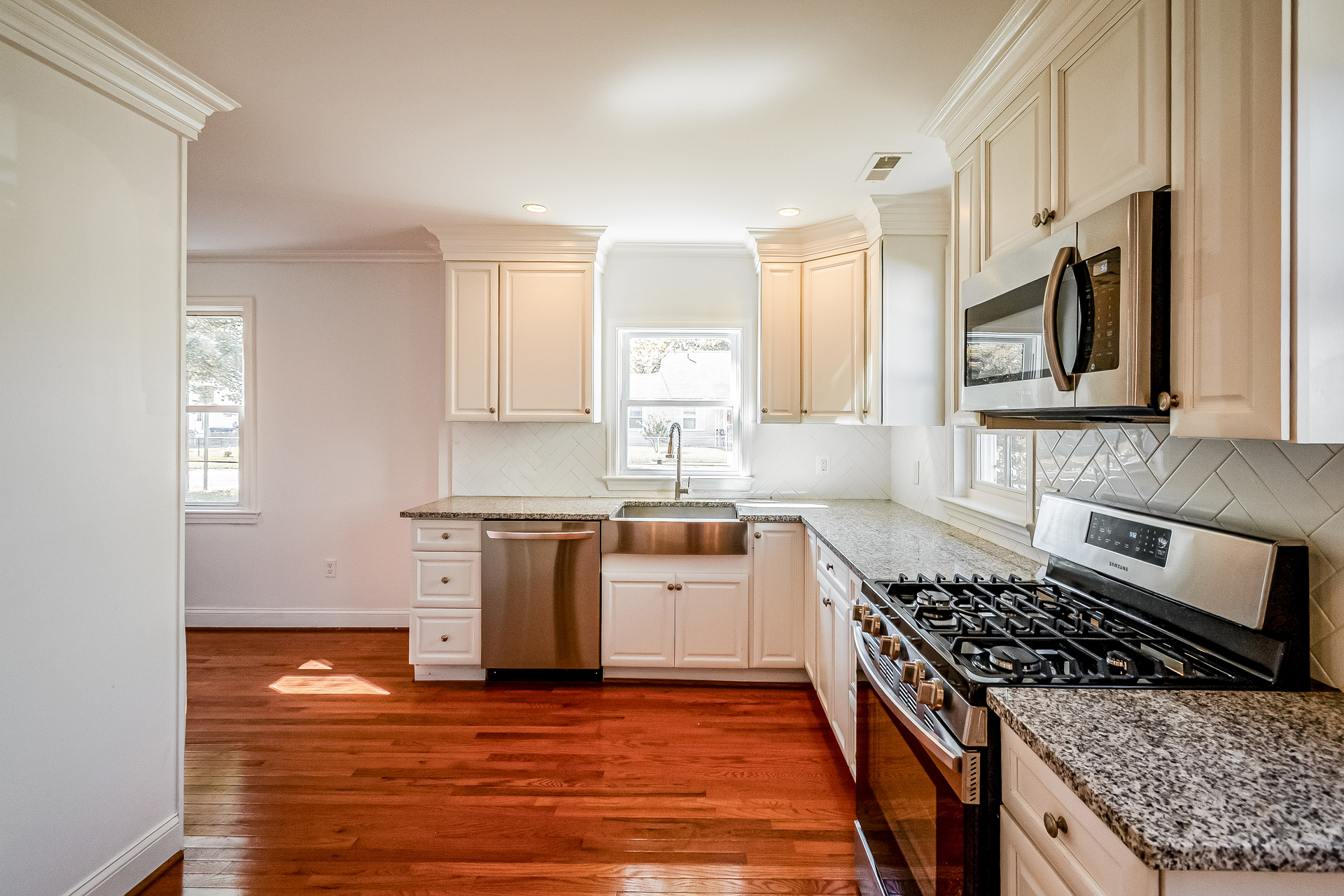 Photo 2 of 22 of 204 N Huron Dr, Oxon Hill, MD