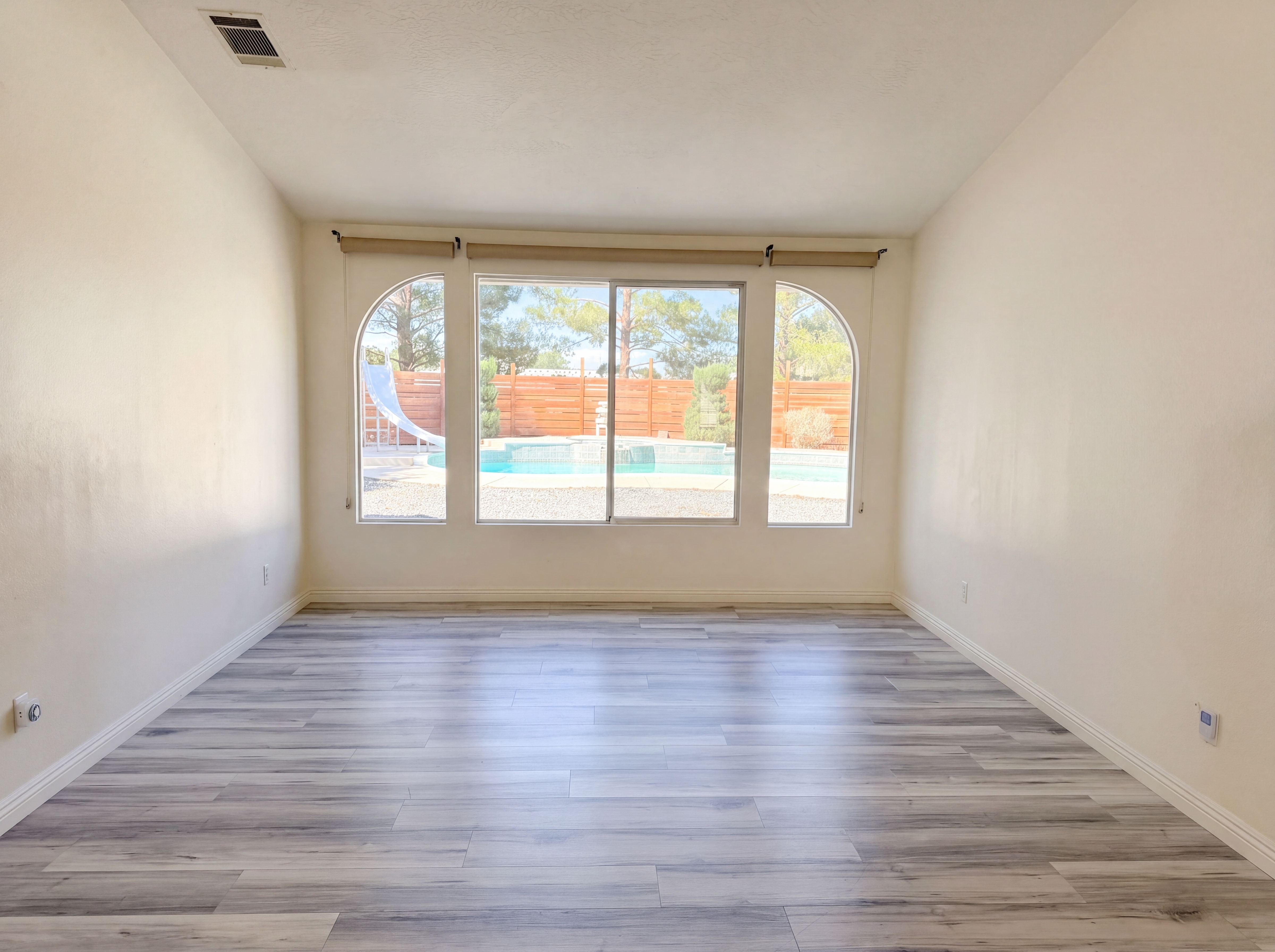 Photo 3 of 28 of 15358 Lookout Rd, Apple Valley, CA