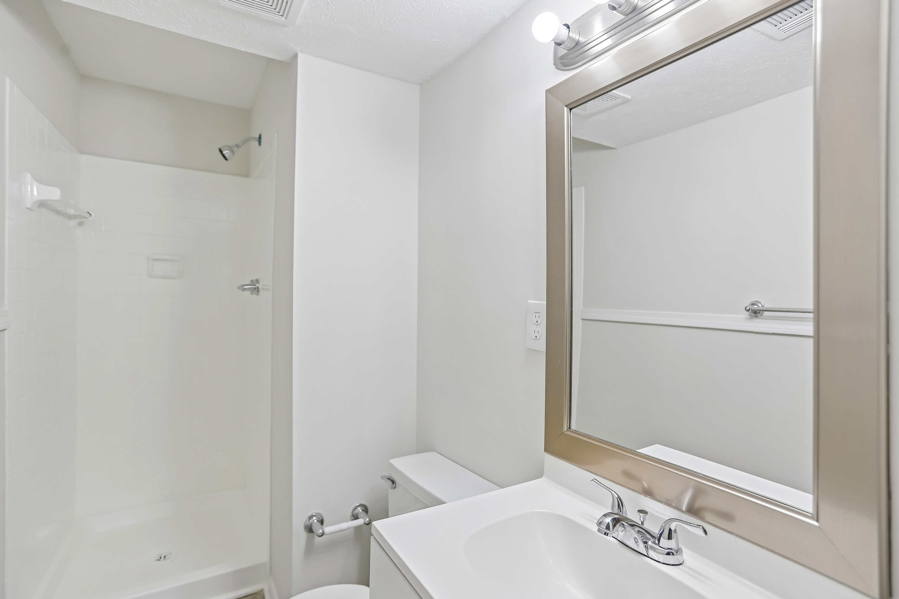 Photo 6 of 34 of 3020 Forestside Ln, Atlanta, GA
