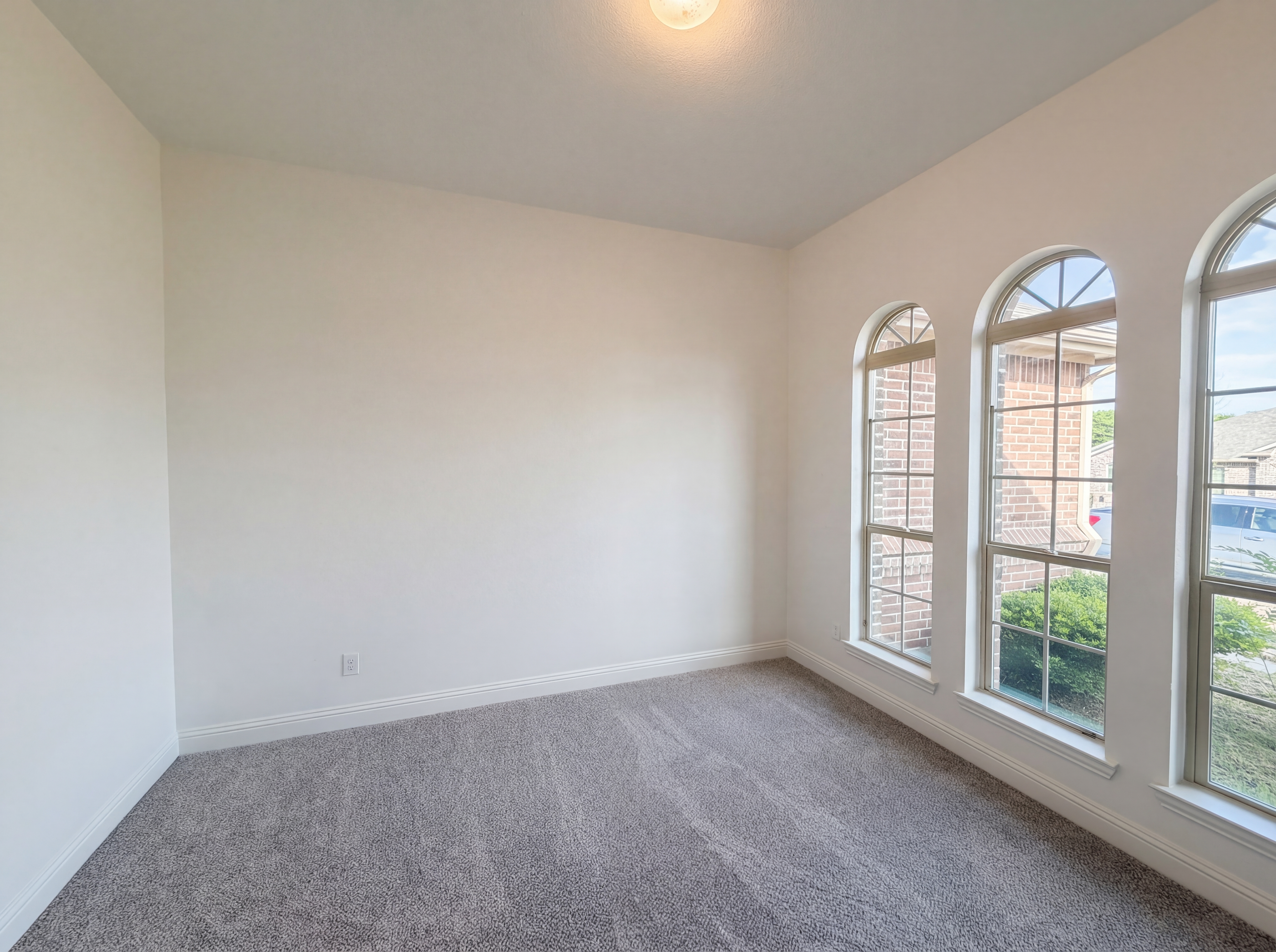 Photo 6 of 18 of 3717 Dutch Iris Ln, Forest Hill, TX