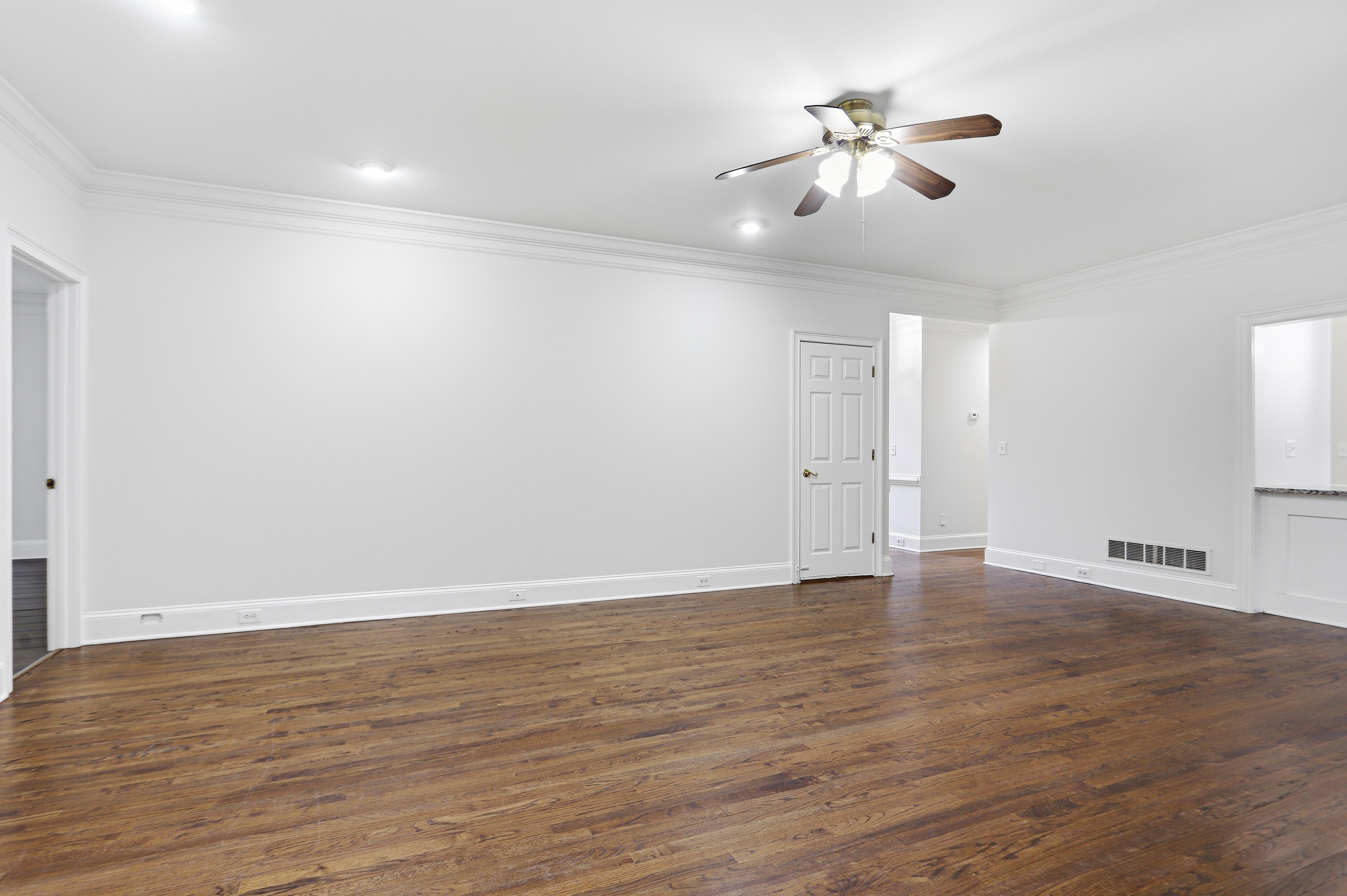 Photo 4 of 28 of 1102 Timber Glen Ct SW, Lilburn, GA