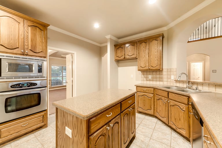 Photo 4 of 27 - 710 Ascot Park Dr, Mansfield, TX 76063