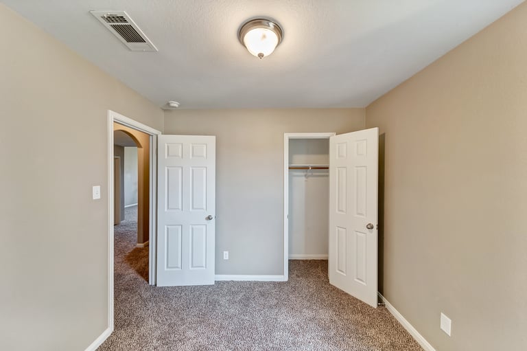 Photo 20 of 22 - 516 Noble Grove Ln, Fort Worth, TX 76140