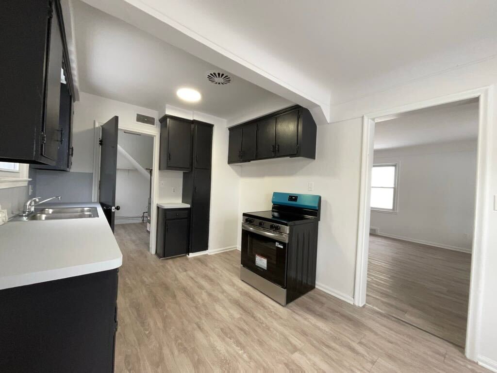 Photo 2 of 16 of 24610 Parklawn St, Oak Park, MI