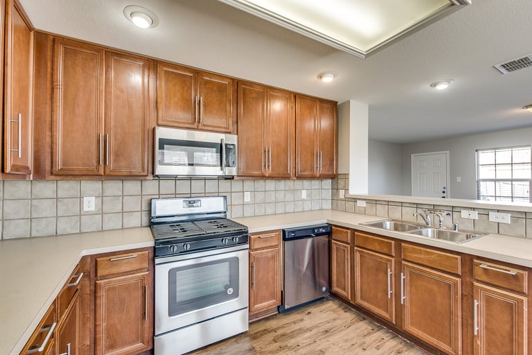 Photo 13 of 34 - 3020 Walnut Ridge Ln, Mesquite, TX 75181