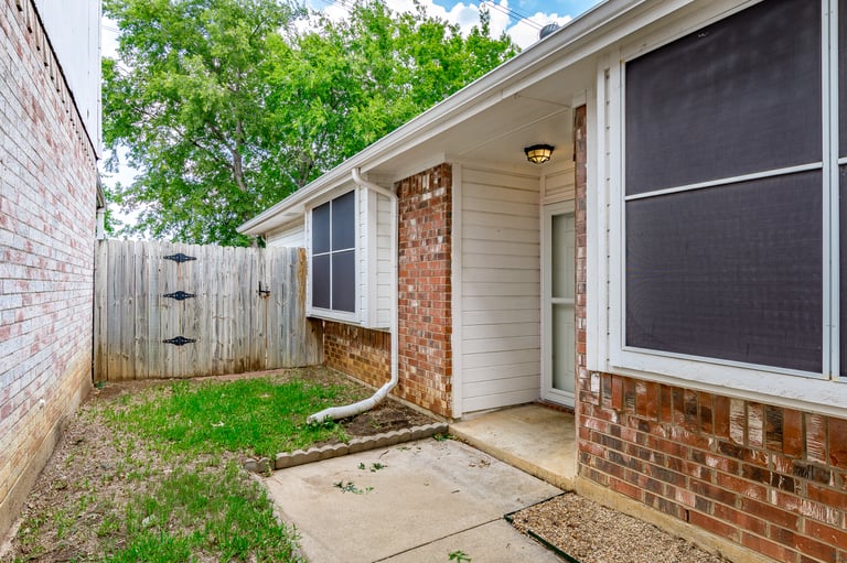 Photo 5 of 21 - 1387 Mimosa Ln, Lewisville, TX 75077