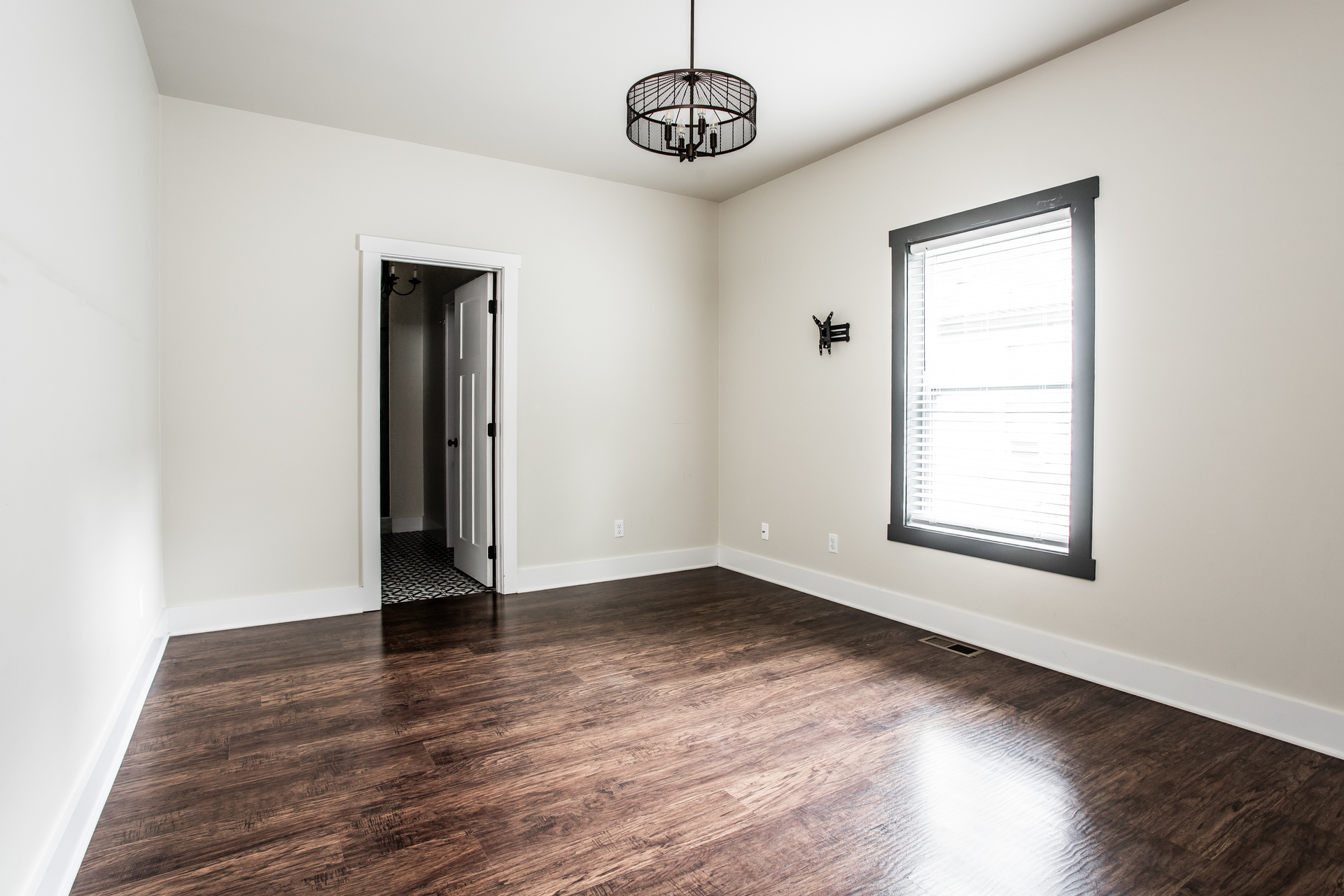 Photo 4 of 21 of 2510 E Glenwood Ave, Knoxville, TN
