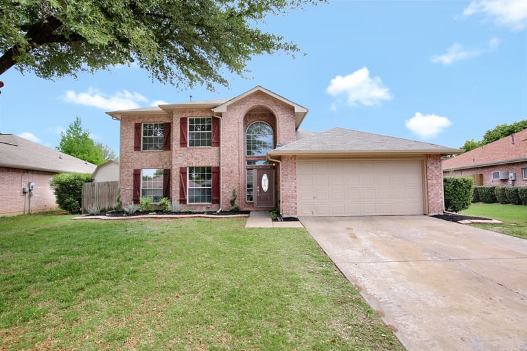 Photo 1 of 27 - 923 Silver Streak Dr, Saginaw, TX 76131