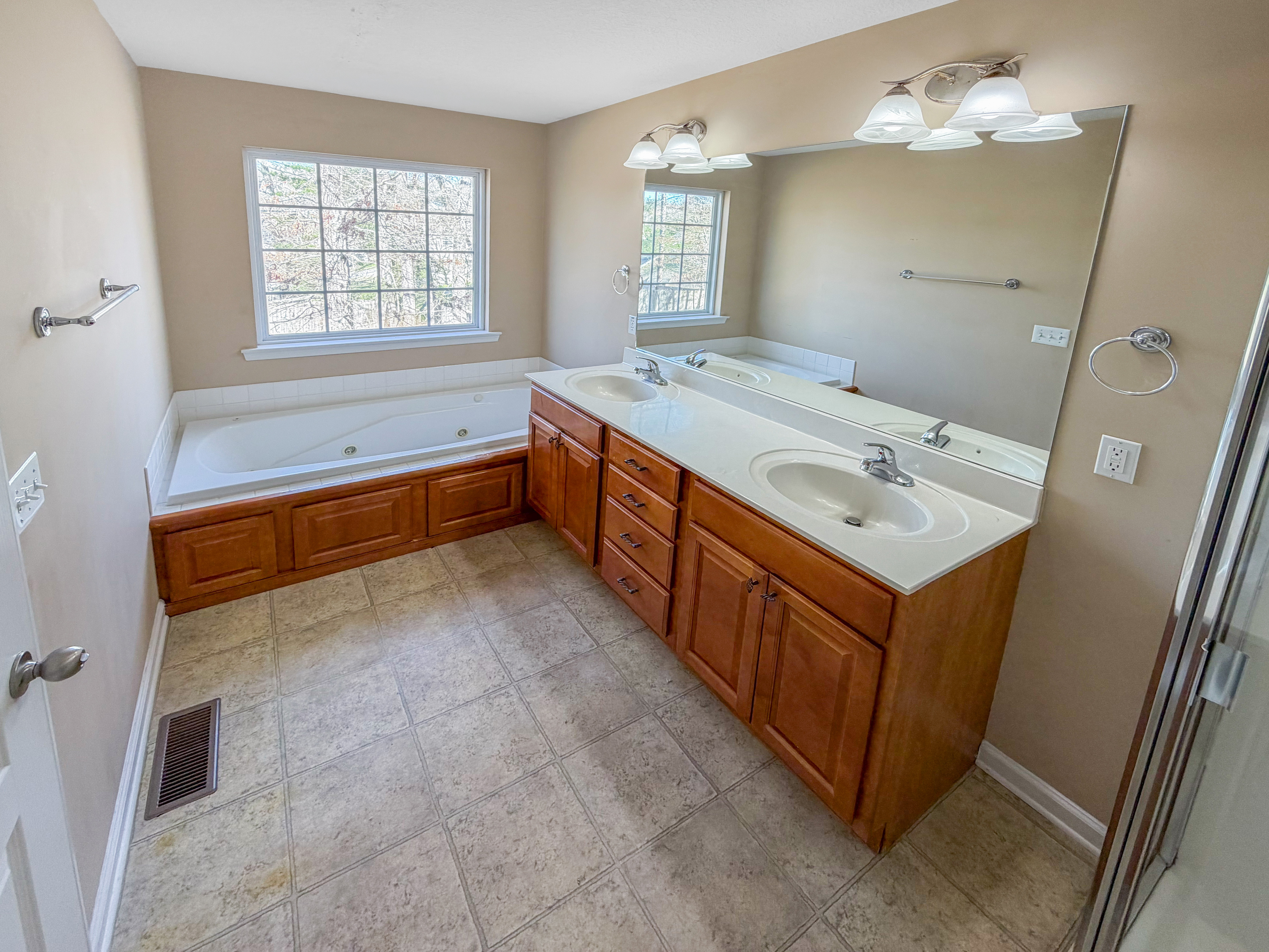 Photo 6 of 25 of 7446 Salmon Ln, Ooltewah, TN
