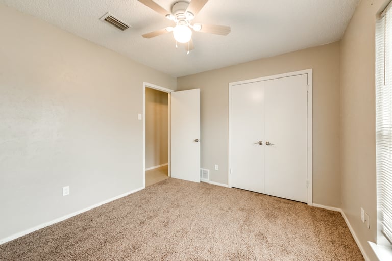 Photo 15 of 29 - 1426 Westwood Dr, Lewisville, TX 75067