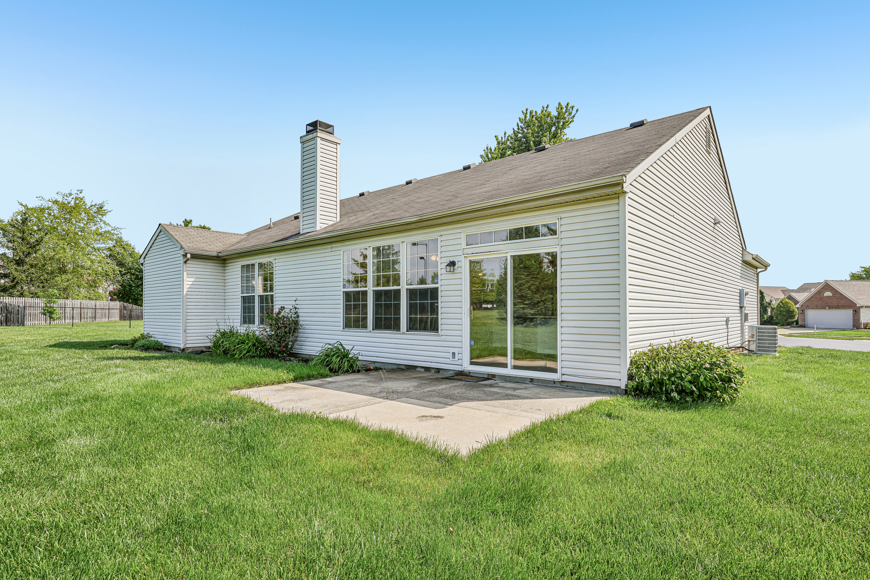 Photo 5 of 48 of 2082 Lawrin Ct, Indianapolis, IN