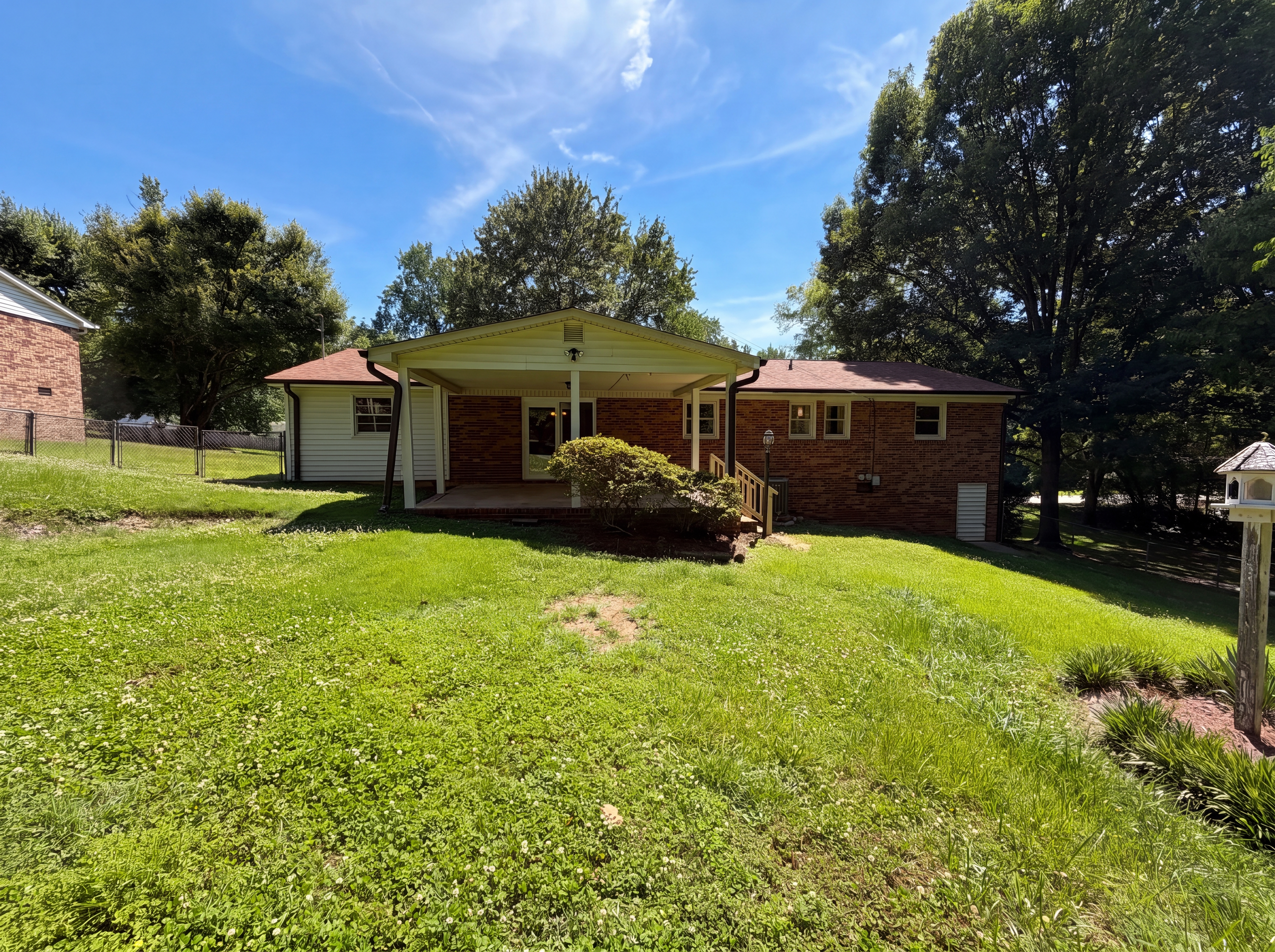 Photo 5 of 16 of 2418 Woodbridge Dr, Gastonia, NC