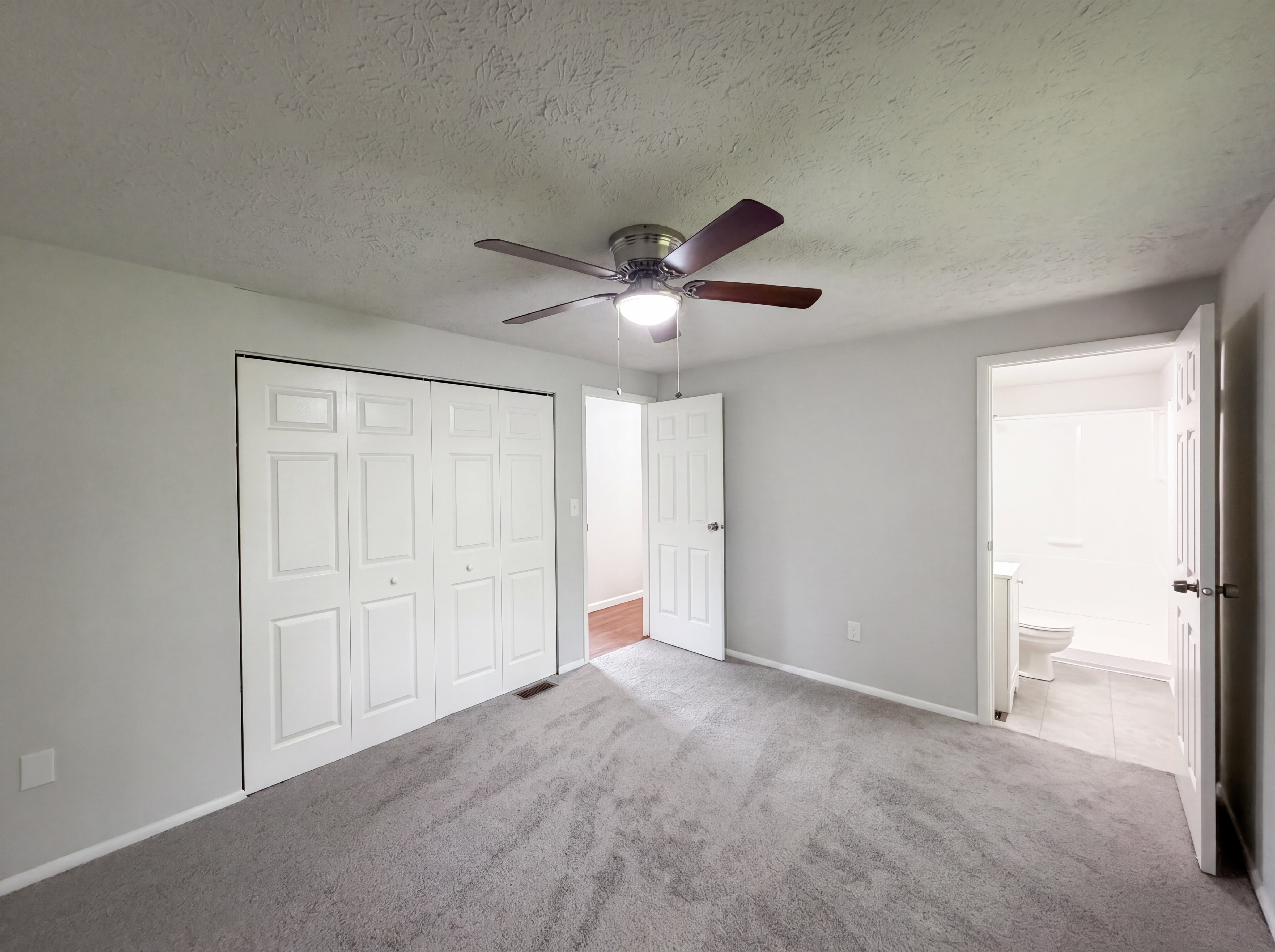 Photo 4 of 18 of 918 Bremerton Dr, Indianapolis, IN