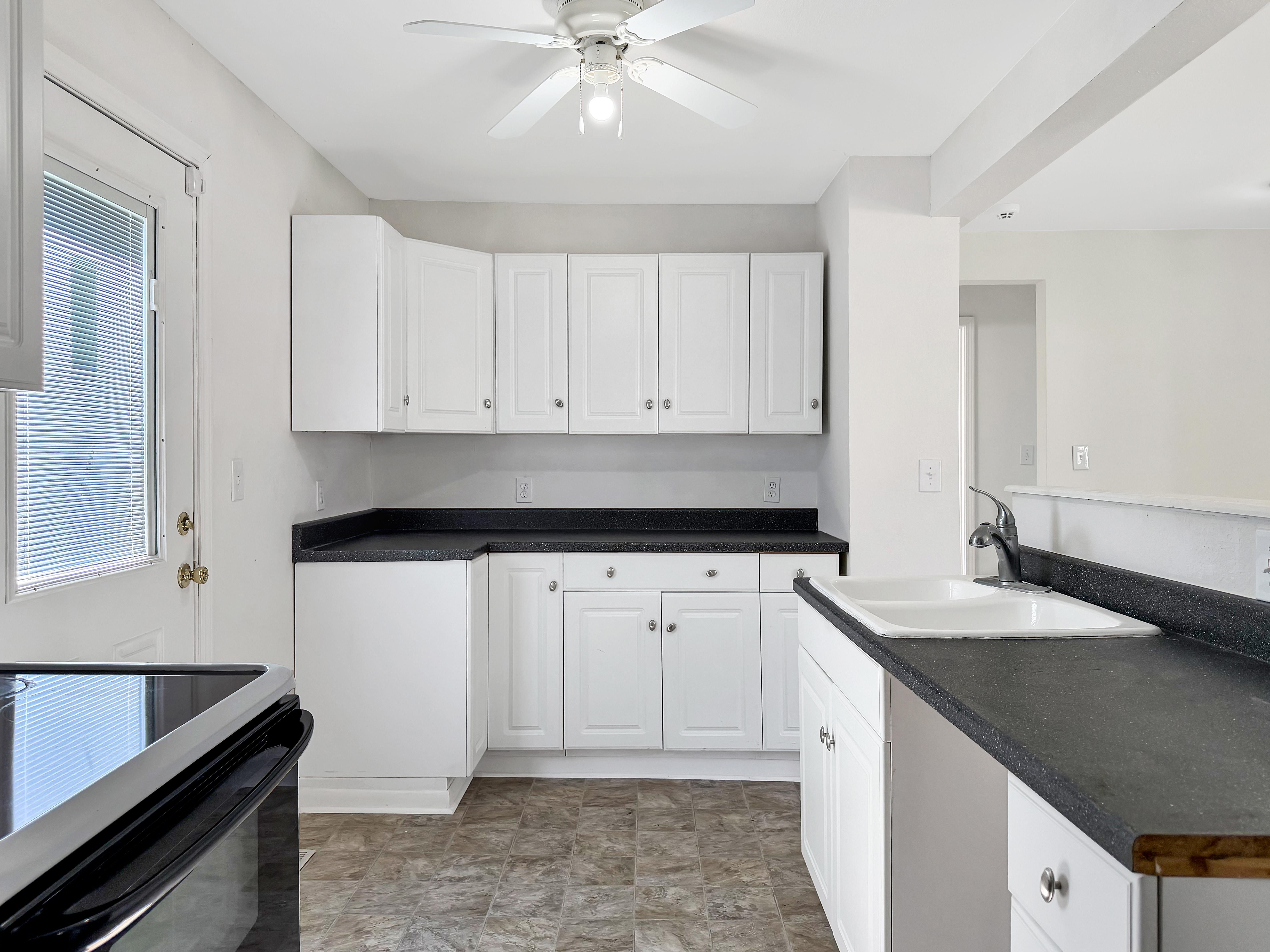 Photo 2 of 14 of 1005 NE 44th St, Kansas City, MO