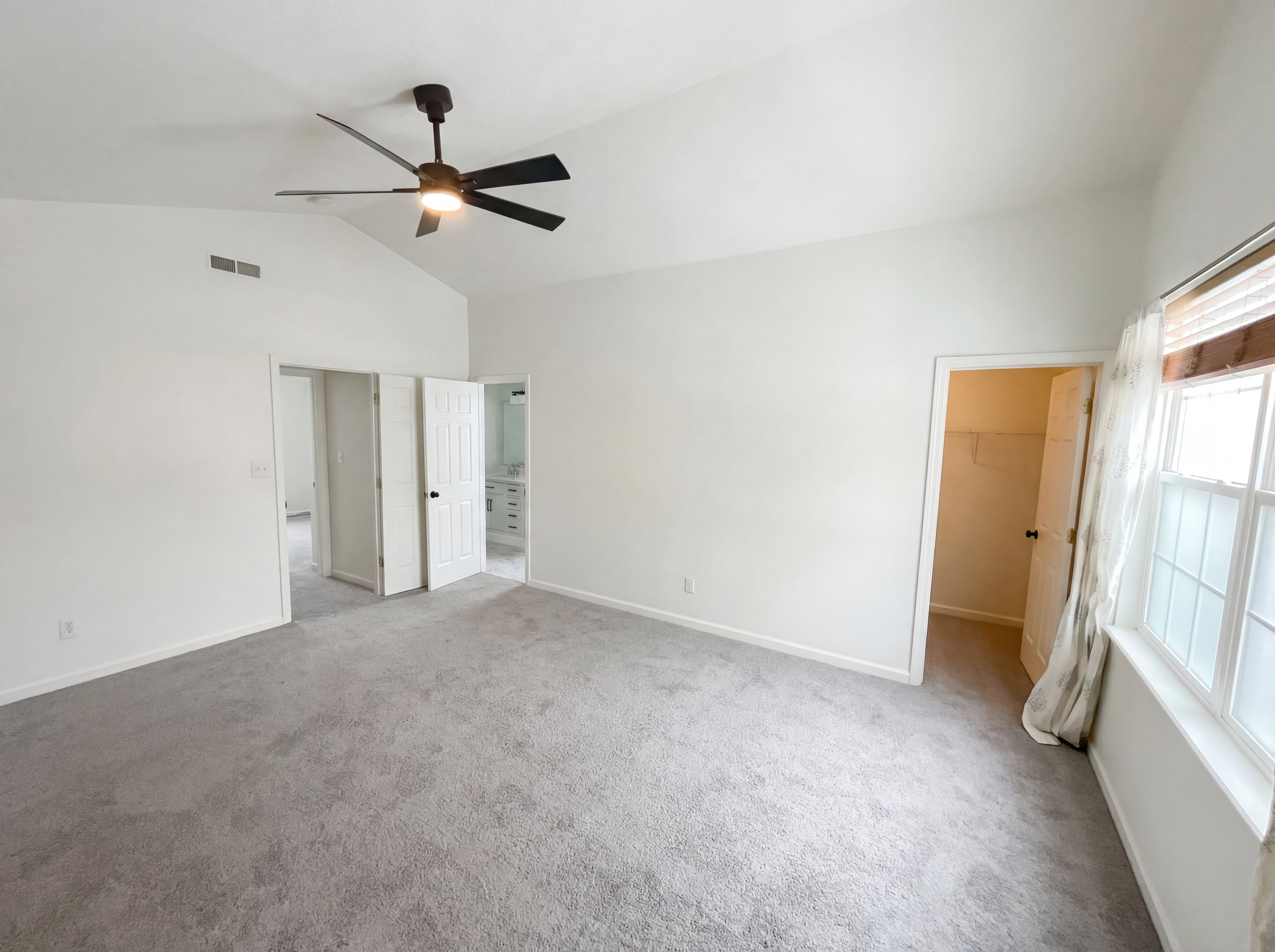 Photo 18 of 24 of 3211 Waterloo Cir, Indianapolis, IN