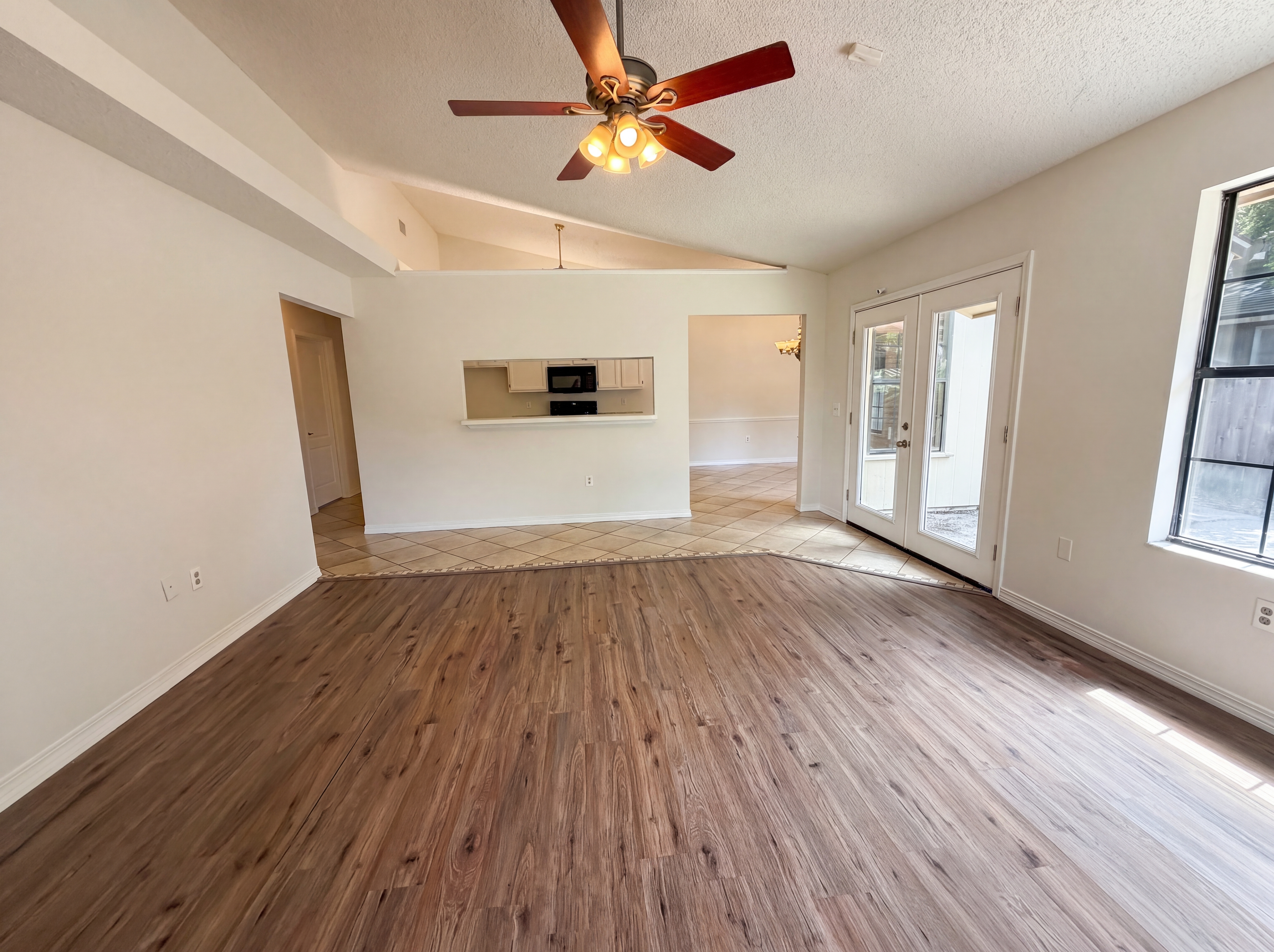 Photo 8 of 20 of 3160 Bridgeview Dr, Jacksonville, FL