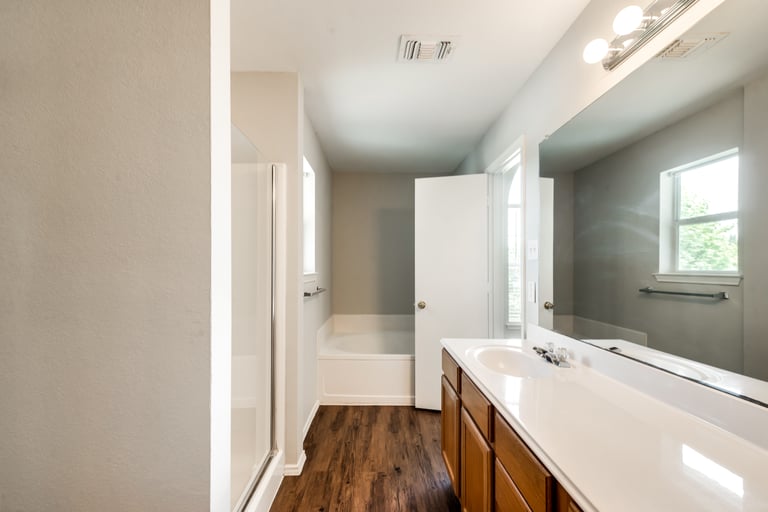 Photo 19 of 31 - 9729 Parkmere Dr, Fort Worth, TX 76108
