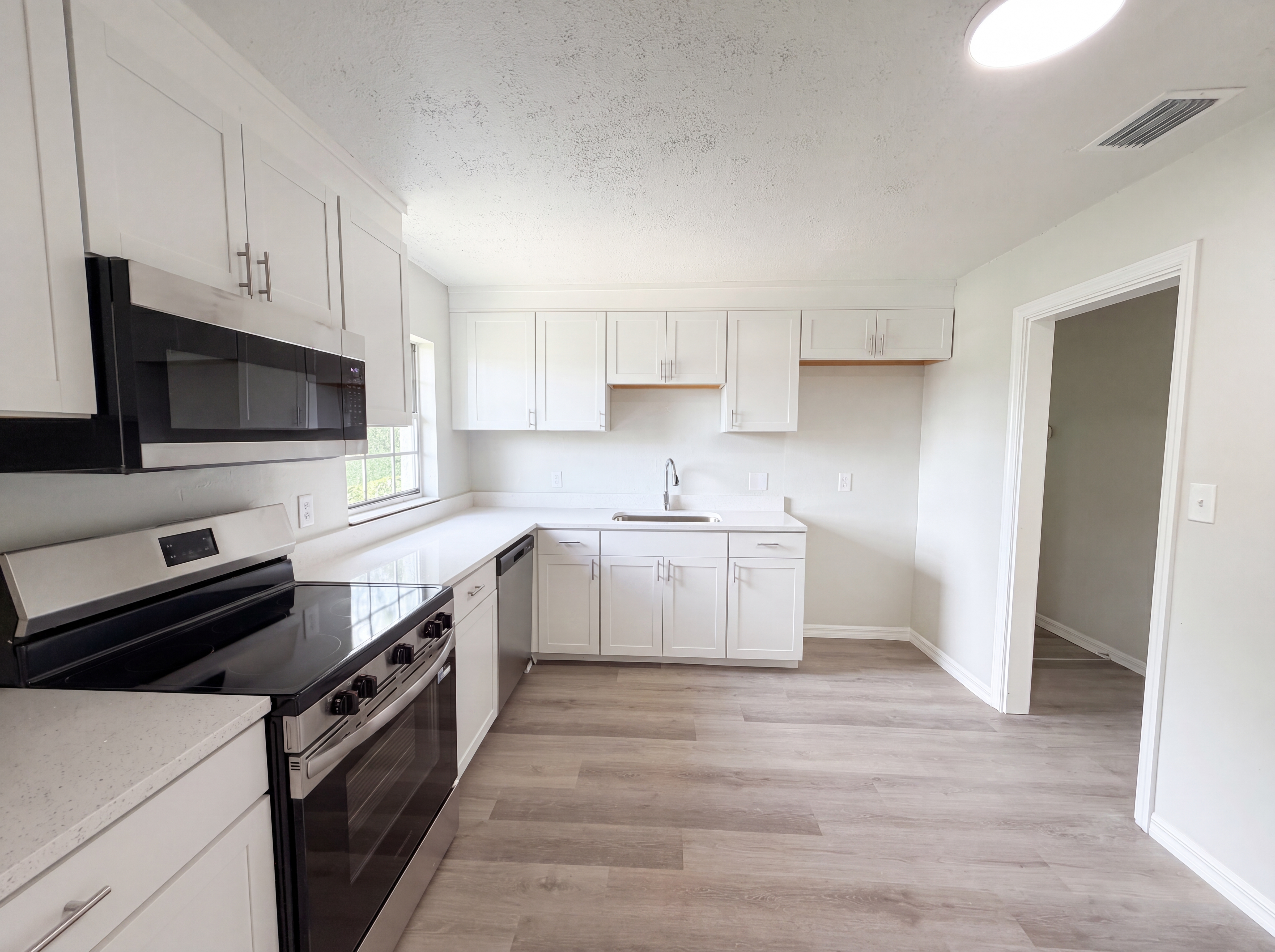 Photo 9 of 26 of 333 E Chelsea St, Deland, FL