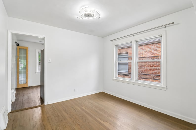 Property photo 3 of 1107 W 101st St