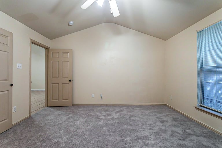 Photo 13 of 21 - 6321 Benavides Dr, Dallas, TX 75217