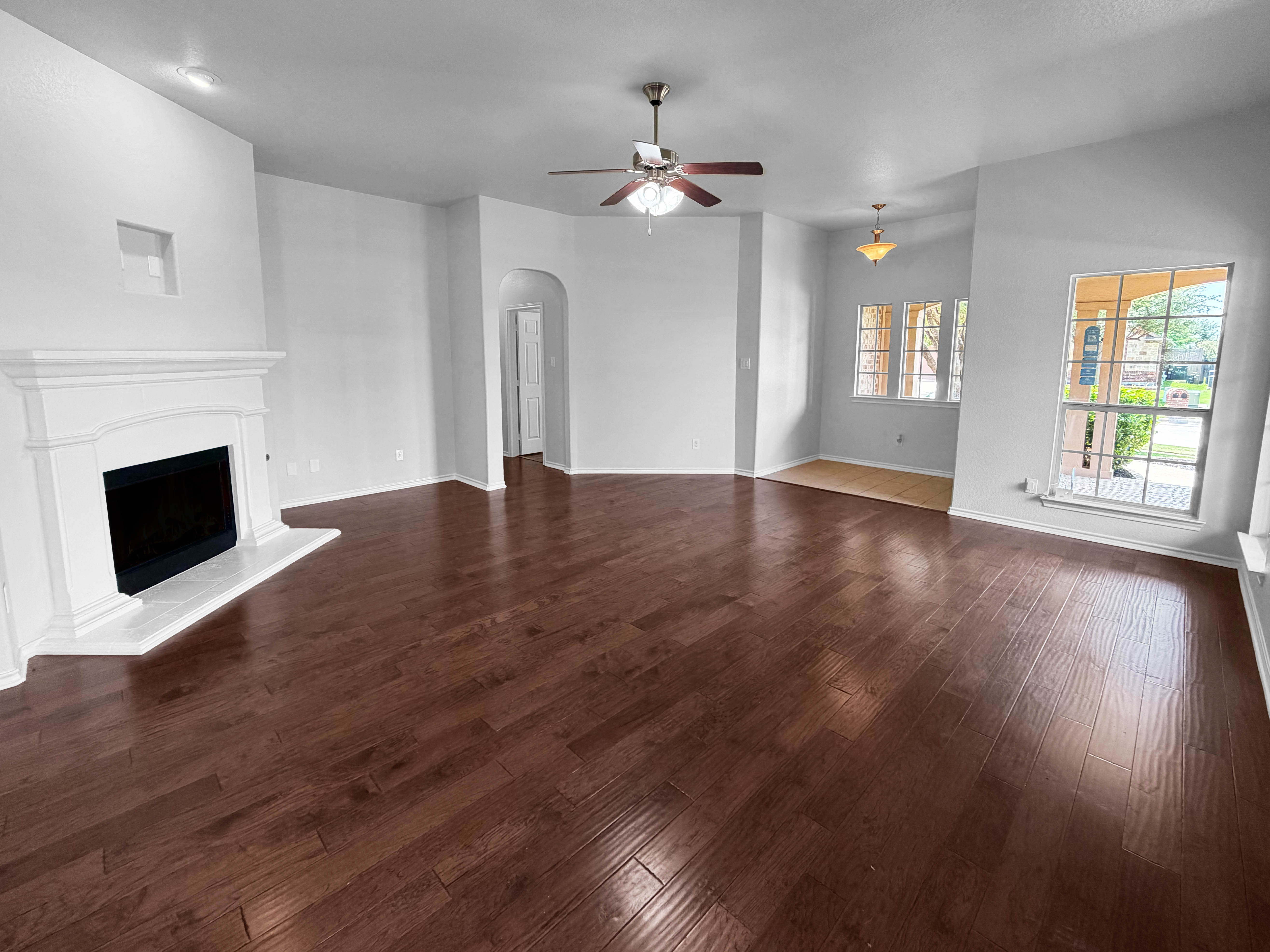 Photo 6 of 21 of 10036 Red Bluff Ln, Fort Worth, TX