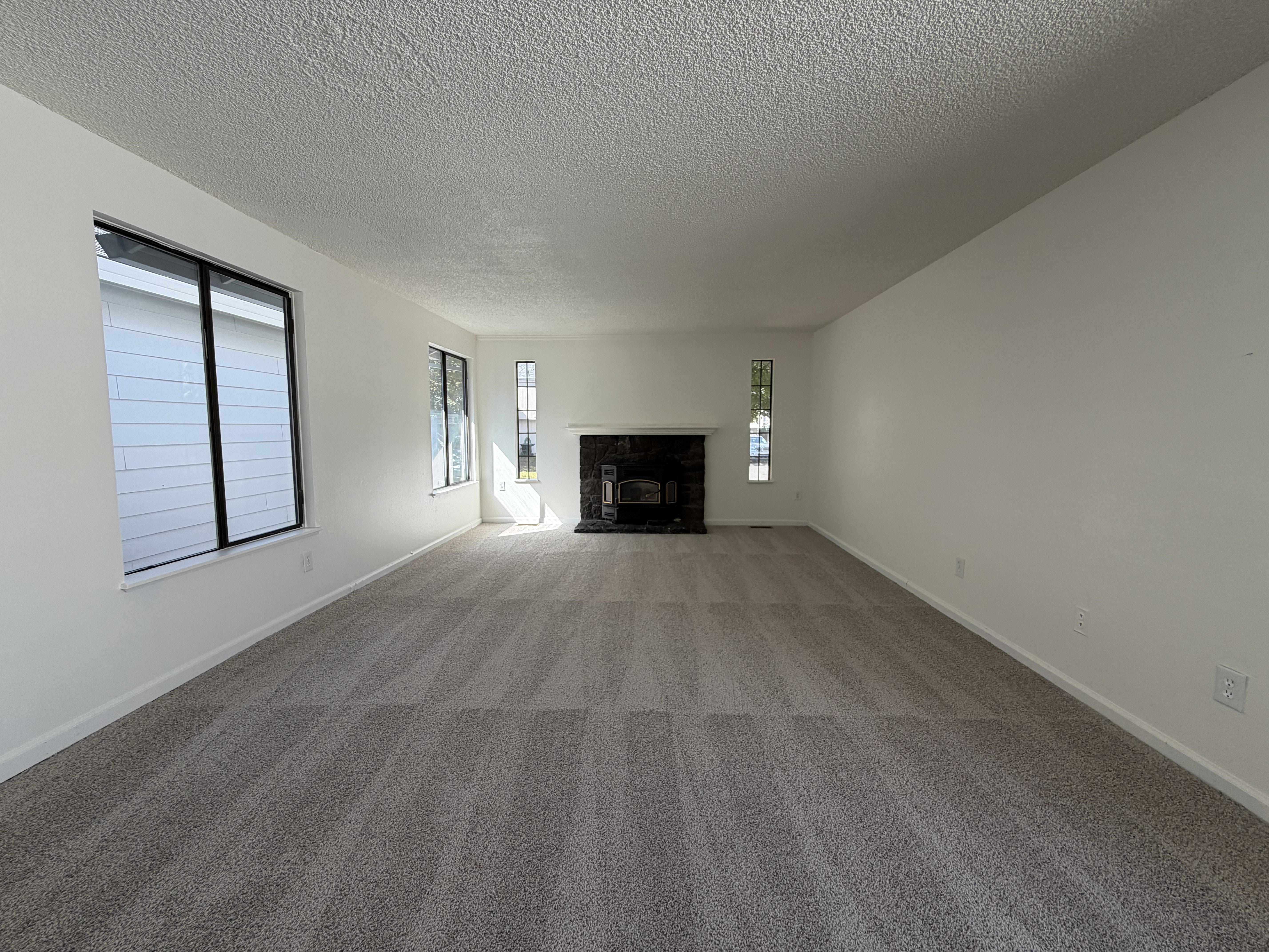 Photo 3 of 17 of 2515 NE Hyde St, Hillsboro, OR