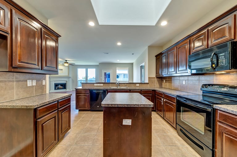 Photo 2 of 27 - 11121 Hawks Landing Rd, Haslet, TX 76052