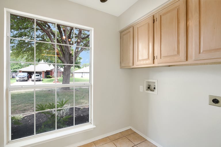 Photo 13 of 27 - 923 Silver Streak Dr, Saginaw, TX 76131