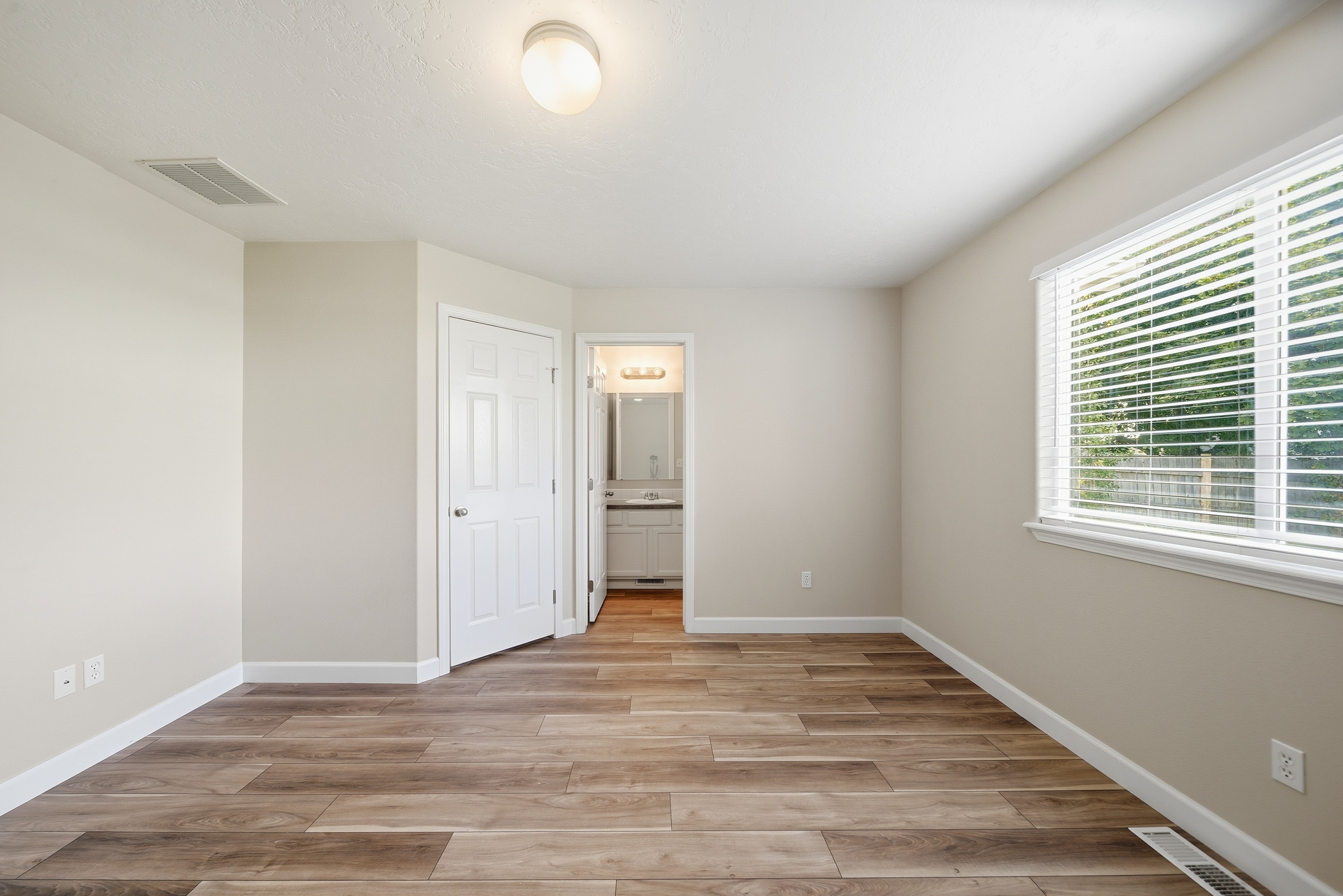 Photo 11 of 28 of 2059 N Eureka Ave, Meridian, ID