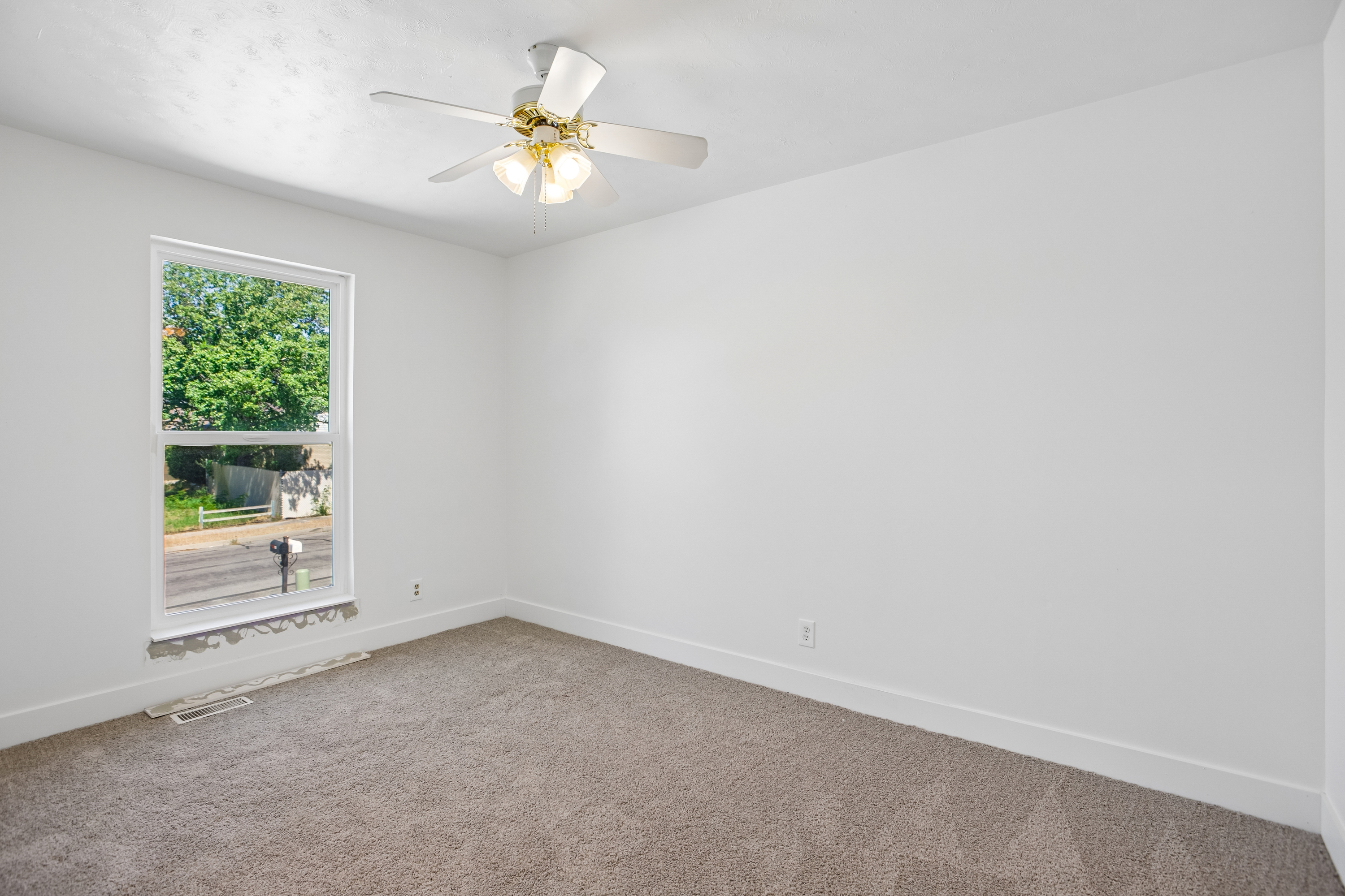 Photo 17 of 30 of 6383 S Lauritzen Dr, Taylorsville, UT