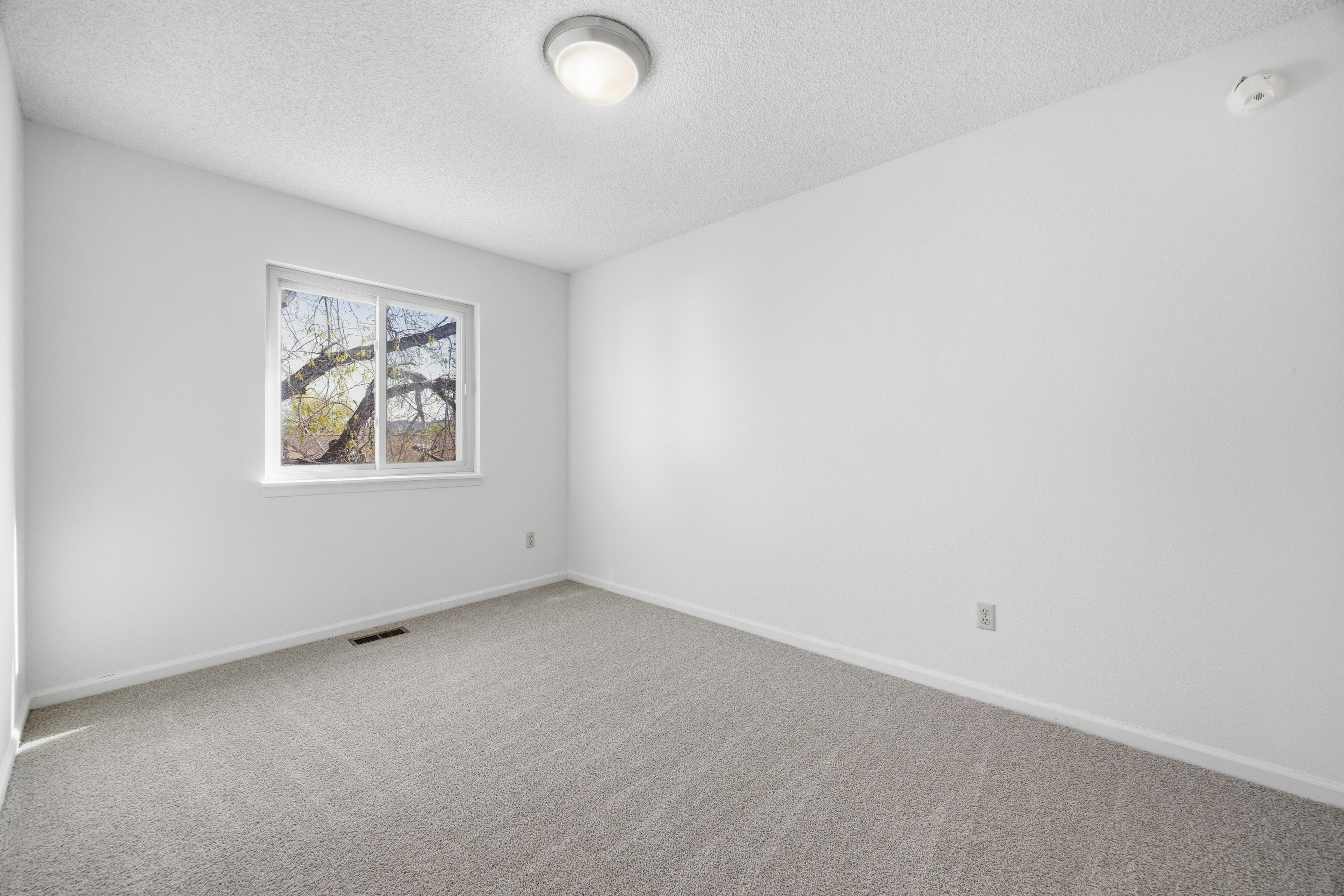 Photo 16 of 51 of 912 Amsterdam Dr, Colorado Springs, CO