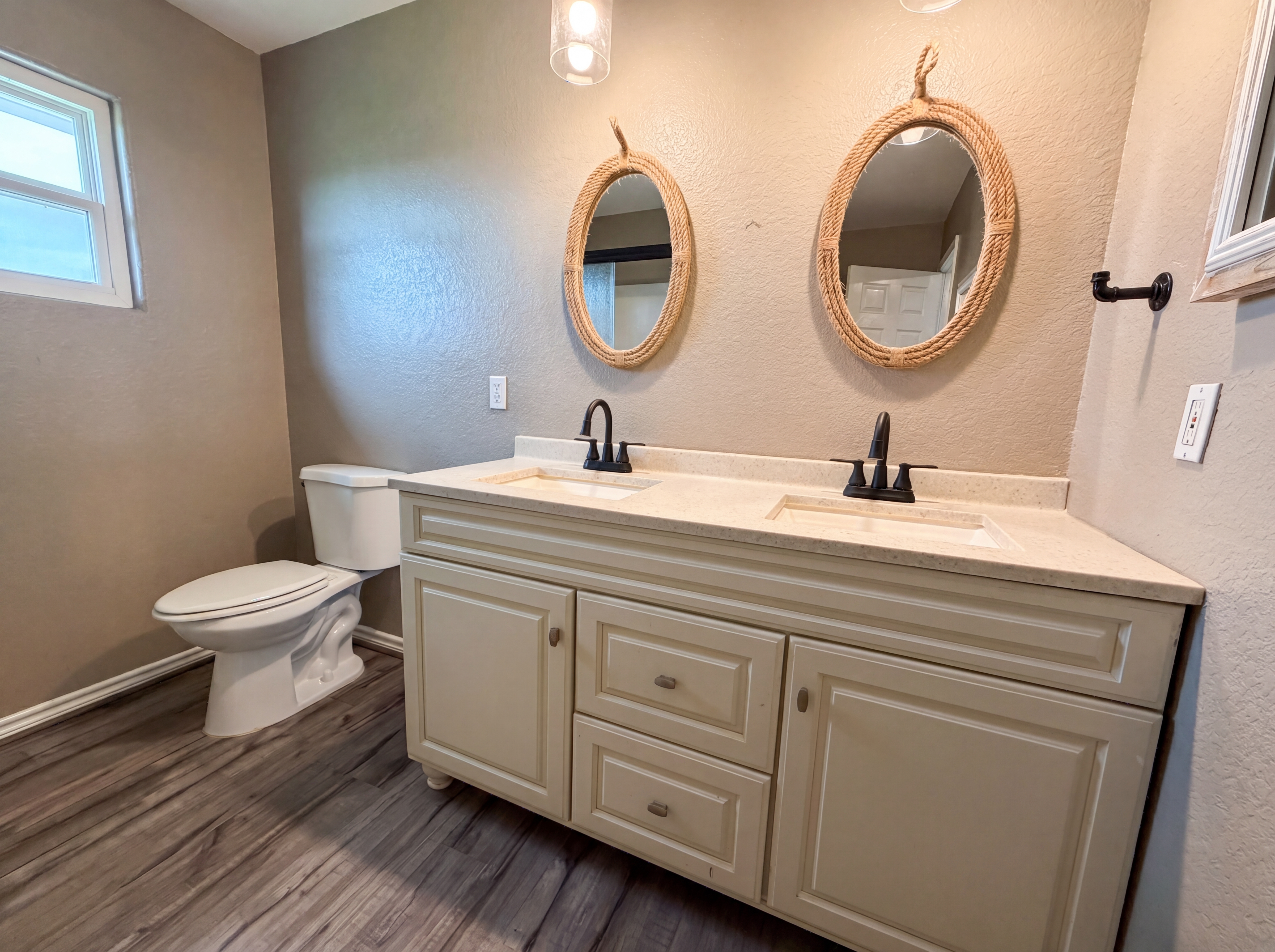 Photo 13 of 19 of 552 Marshall Johnson Ave S, Port Lavaca, TX