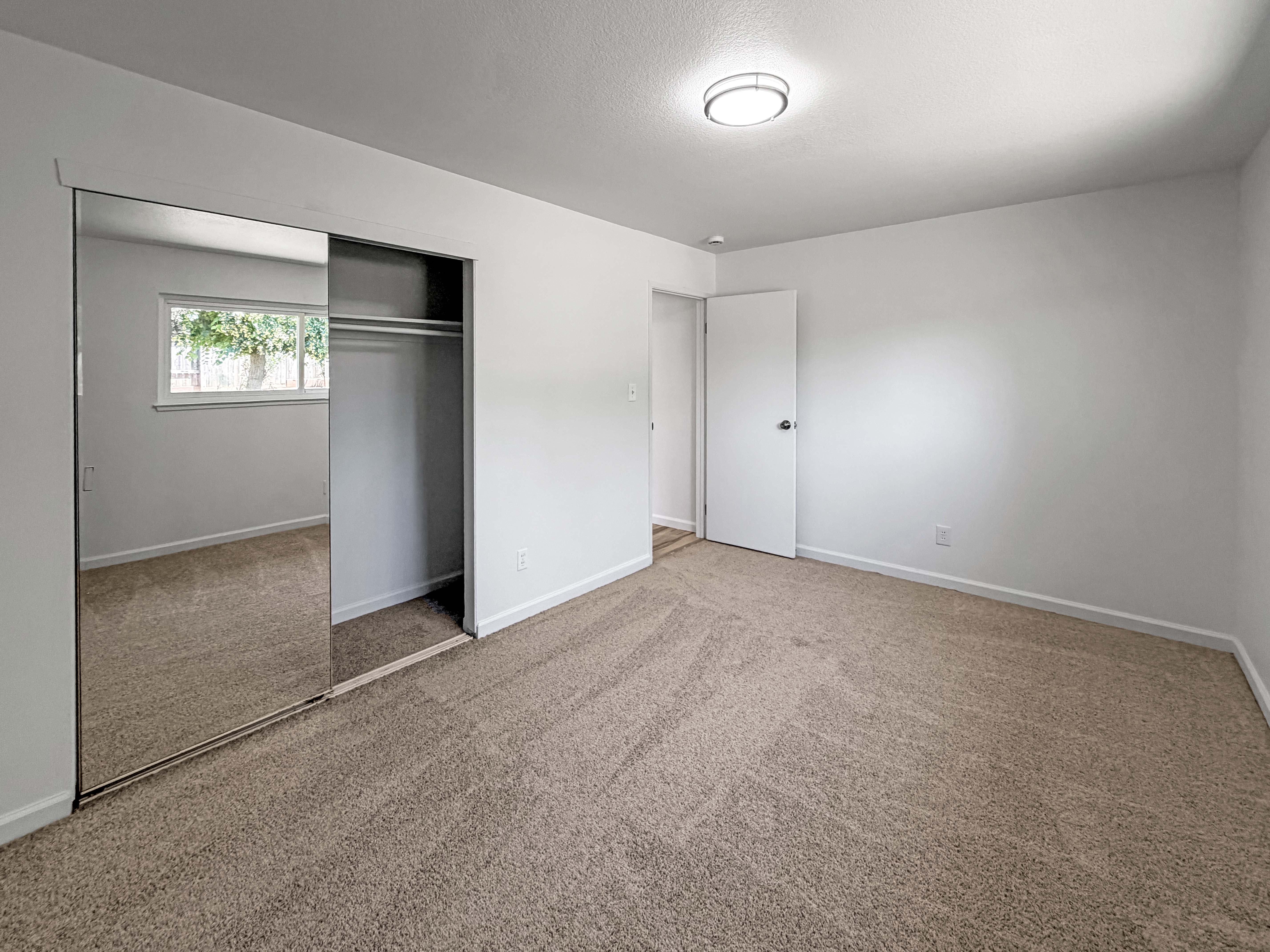 Photo 4 of 26 of 7827 Glen Tree Dr, Citrus Heights, CA