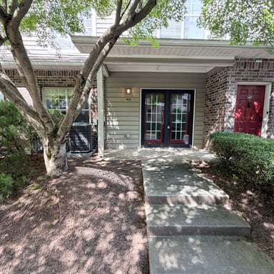Property photo 1 of 2700 Pine Tree Rd NE Unit 3006