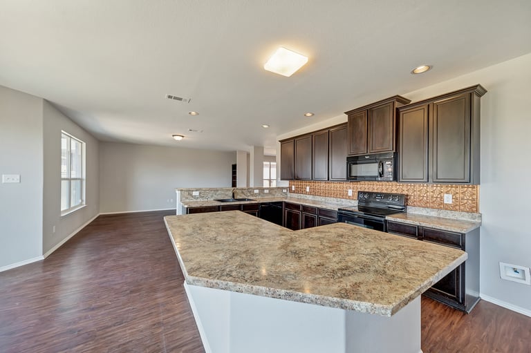 Photo 5 of 37 - 941 John Kennedy Dr, Saginaw, TX 76179