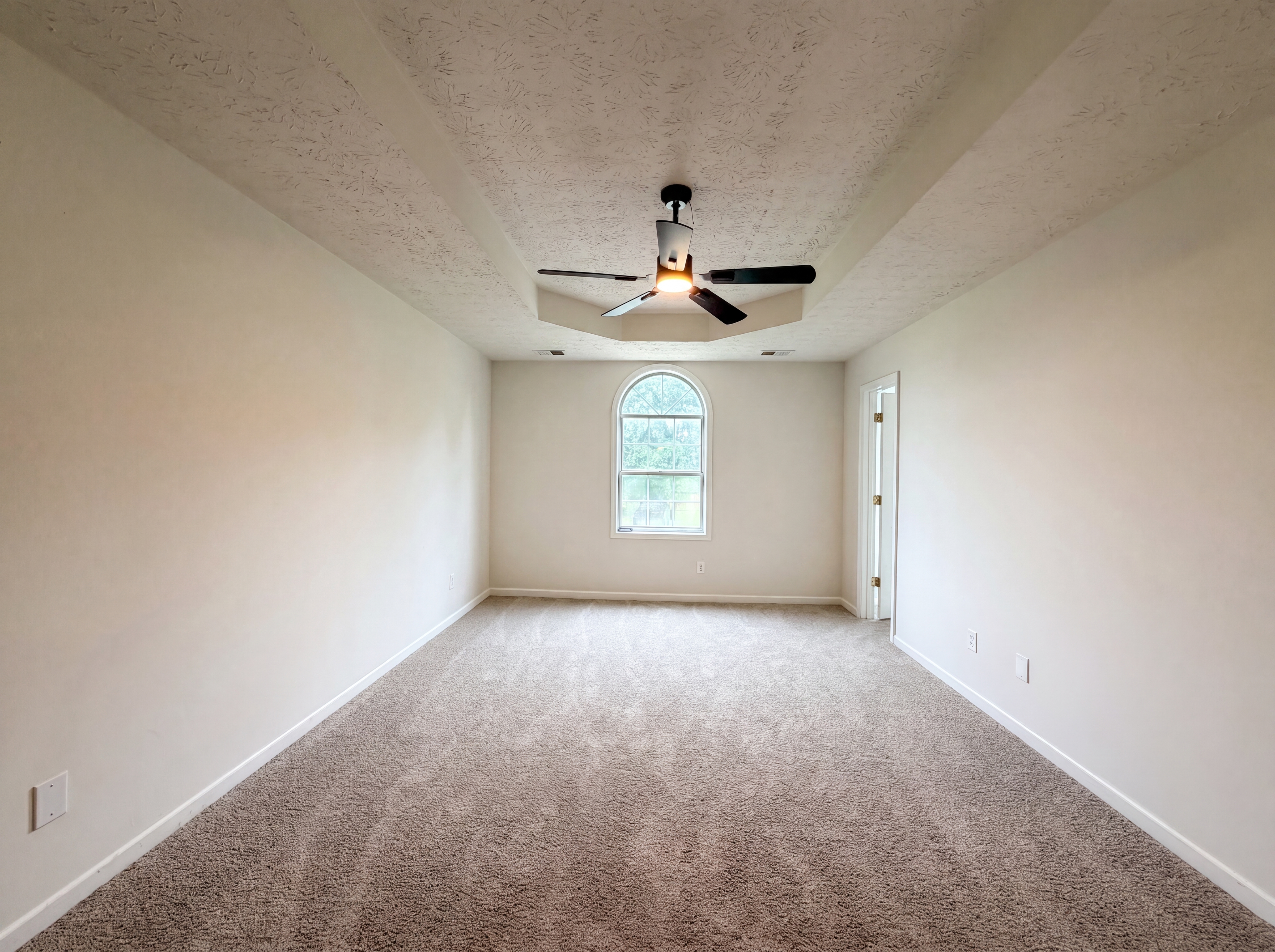 Photo 4 of 32 of 5355 Queen Ester Ct, Ellenwood, GA