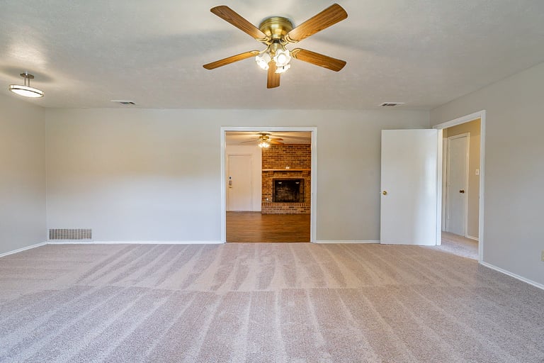 Photo 15 of 31 - 1903 Leslie St, Denton, TX 76205