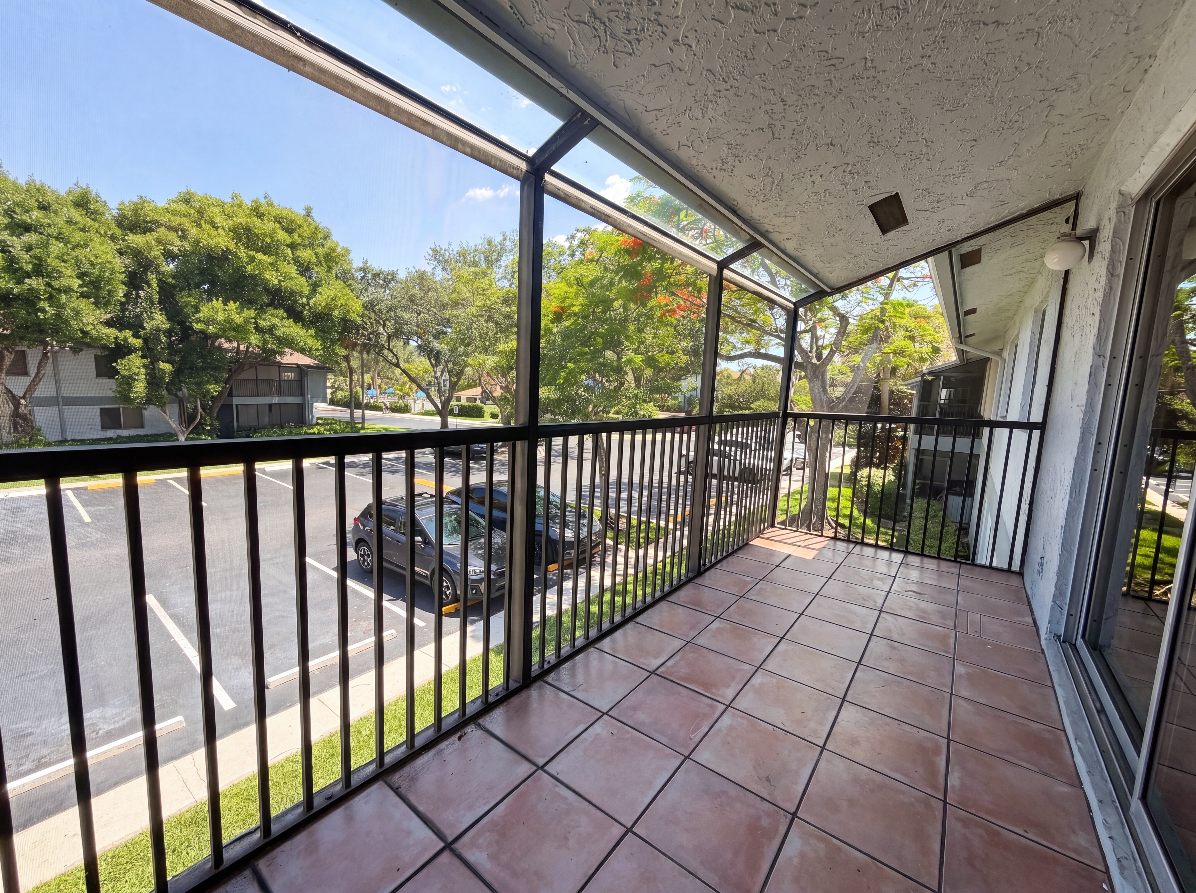 Photo 6 of 18 of 2737 S Oakland Forest Dr, Oakland Park, FL