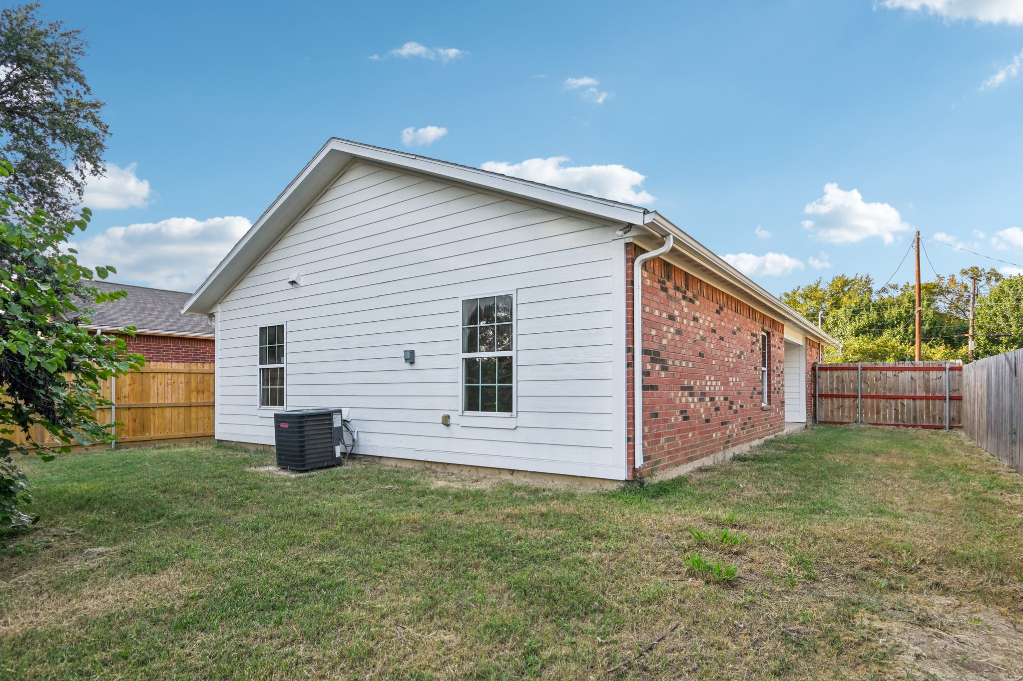 Photo 8 of 38 of 2714 Silkwood St, Dallas, TX