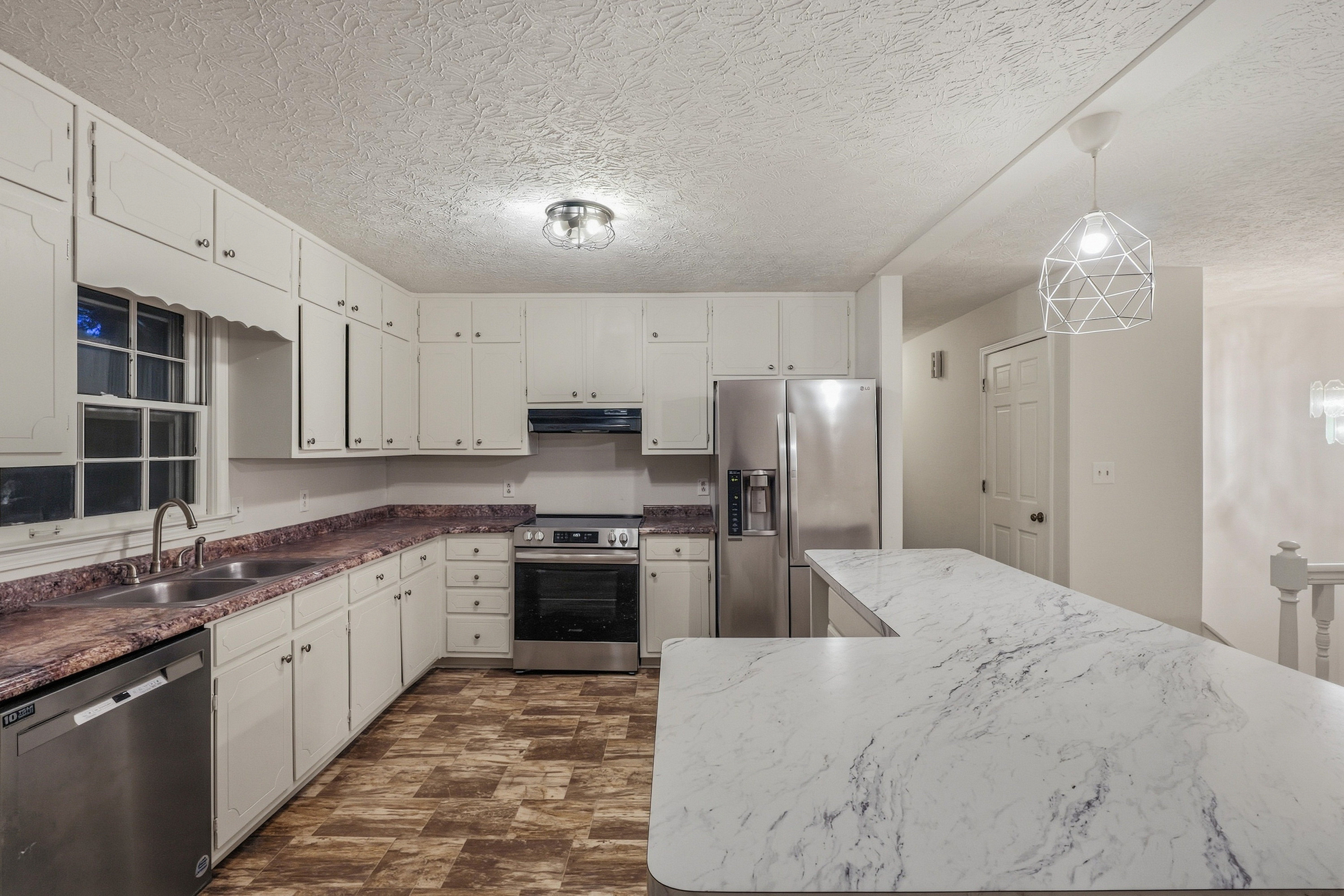 Photo 2 of 27 of 4222 King James Ct, Snellville, GA