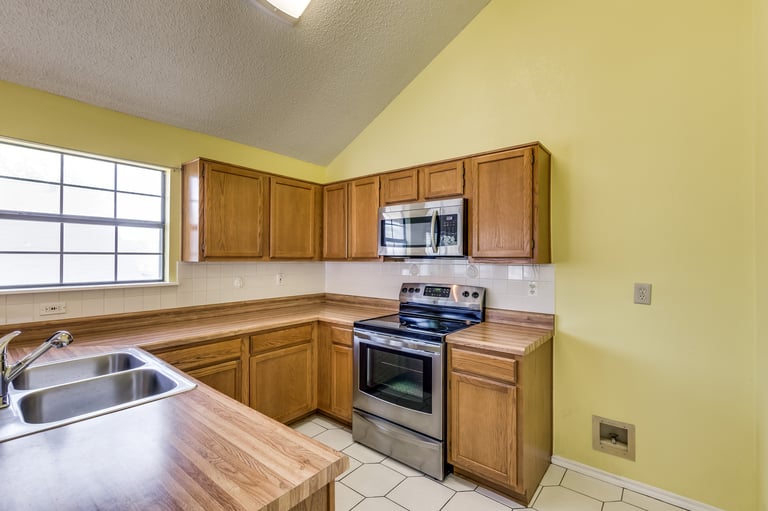 Photo 7 of 26 - 935 Boxwood Dr, Lewisville, TX 75067