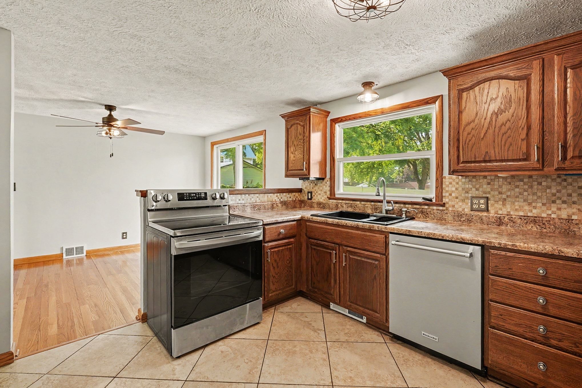 Photo 11 of 28 of 811 Leecrest St NW, Massillon, OH